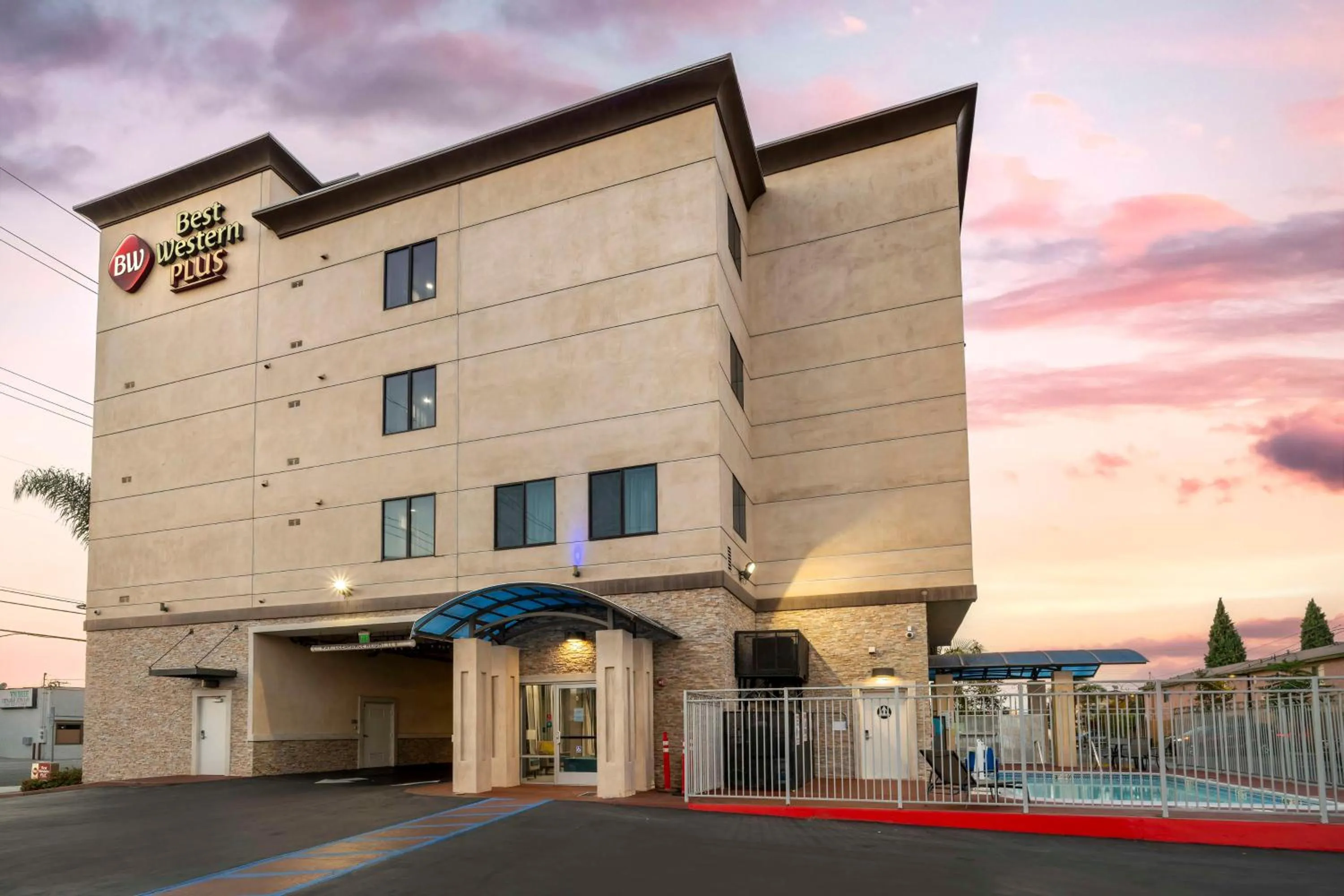 Property building in Best Western Plus Gardena-Los Angeles Inn & Suites