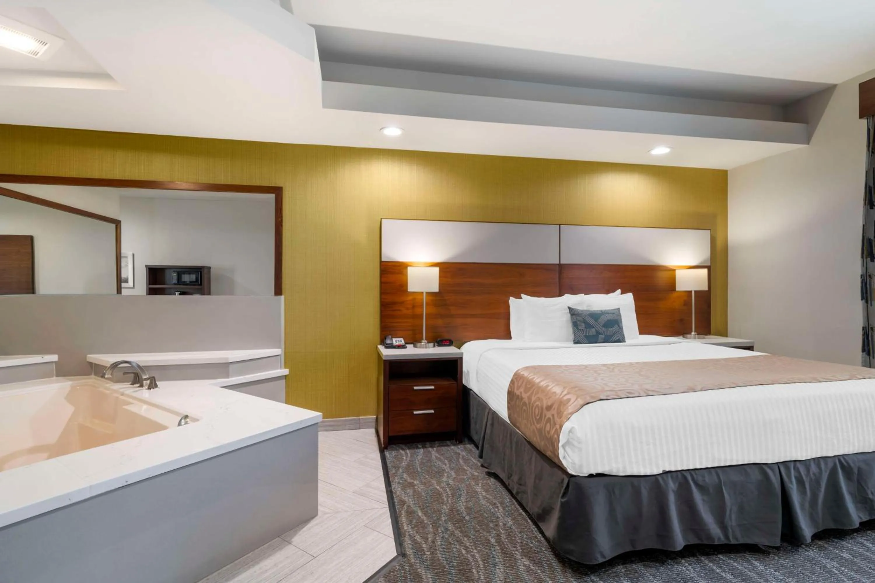 Bedroom, Bed in Best Western Plus Gardena-Los Angeles Inn & Suites