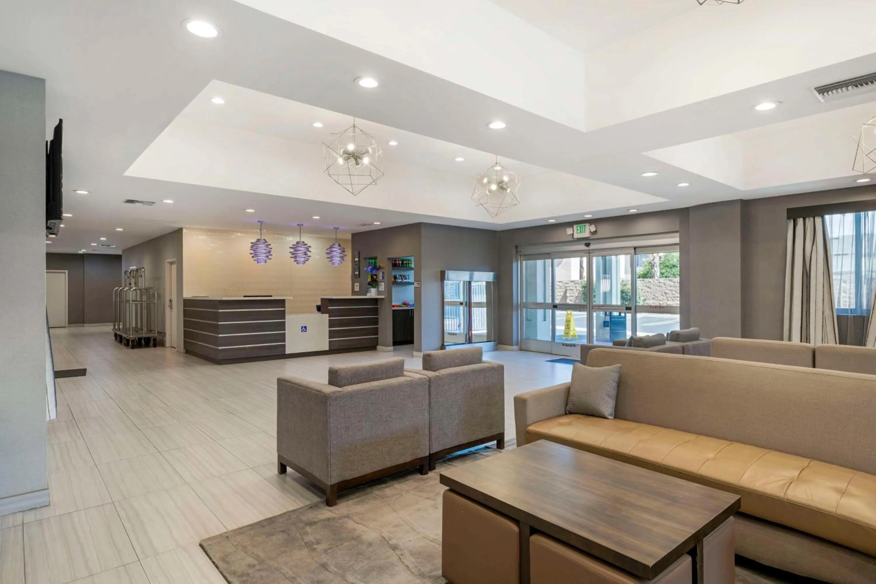 Lobby or reception in Best Western Plus Gardena-Los Angeles Inn & Suites