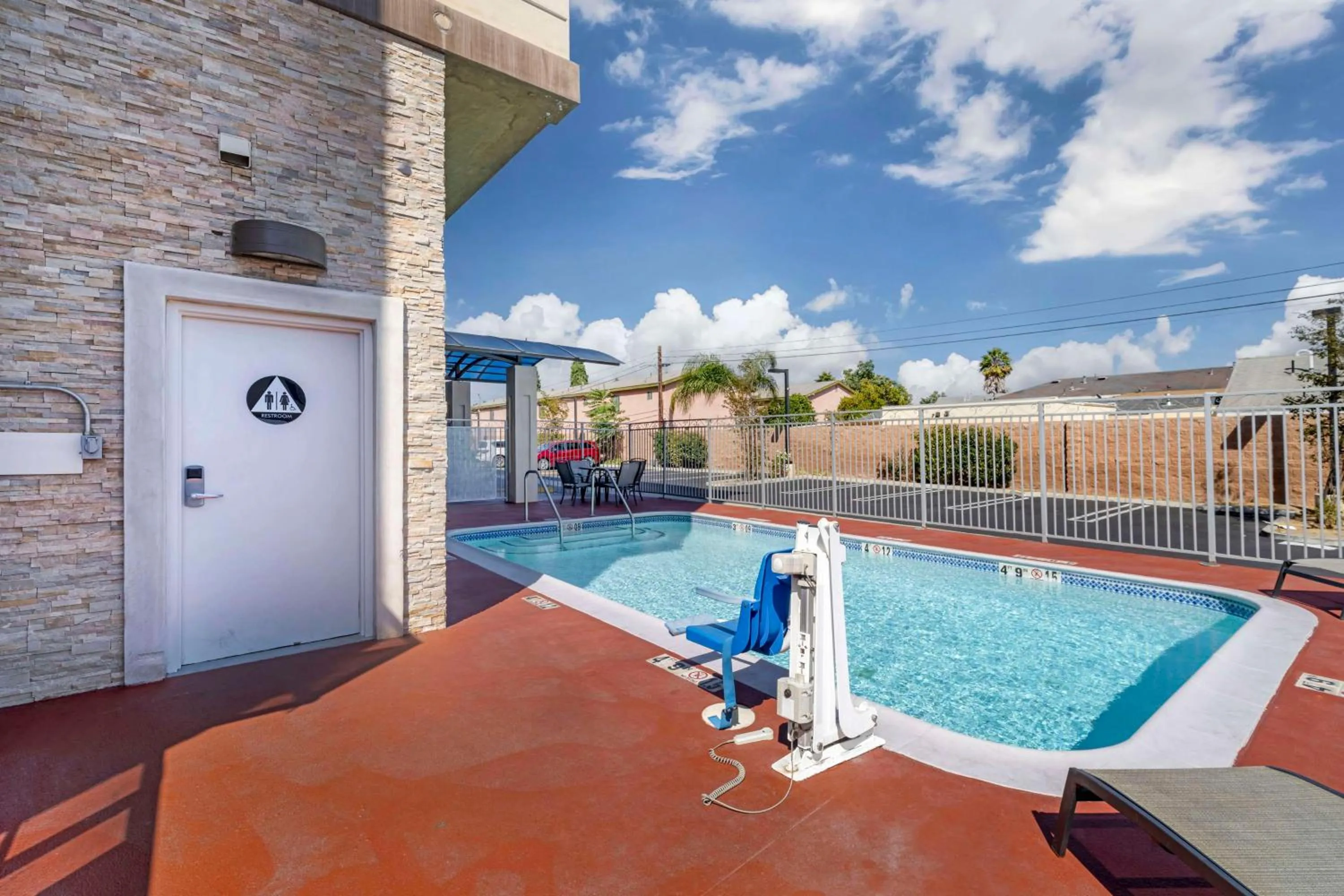 Pool view in Best Western Plus Gardena-Los Angeles Inn & Suites