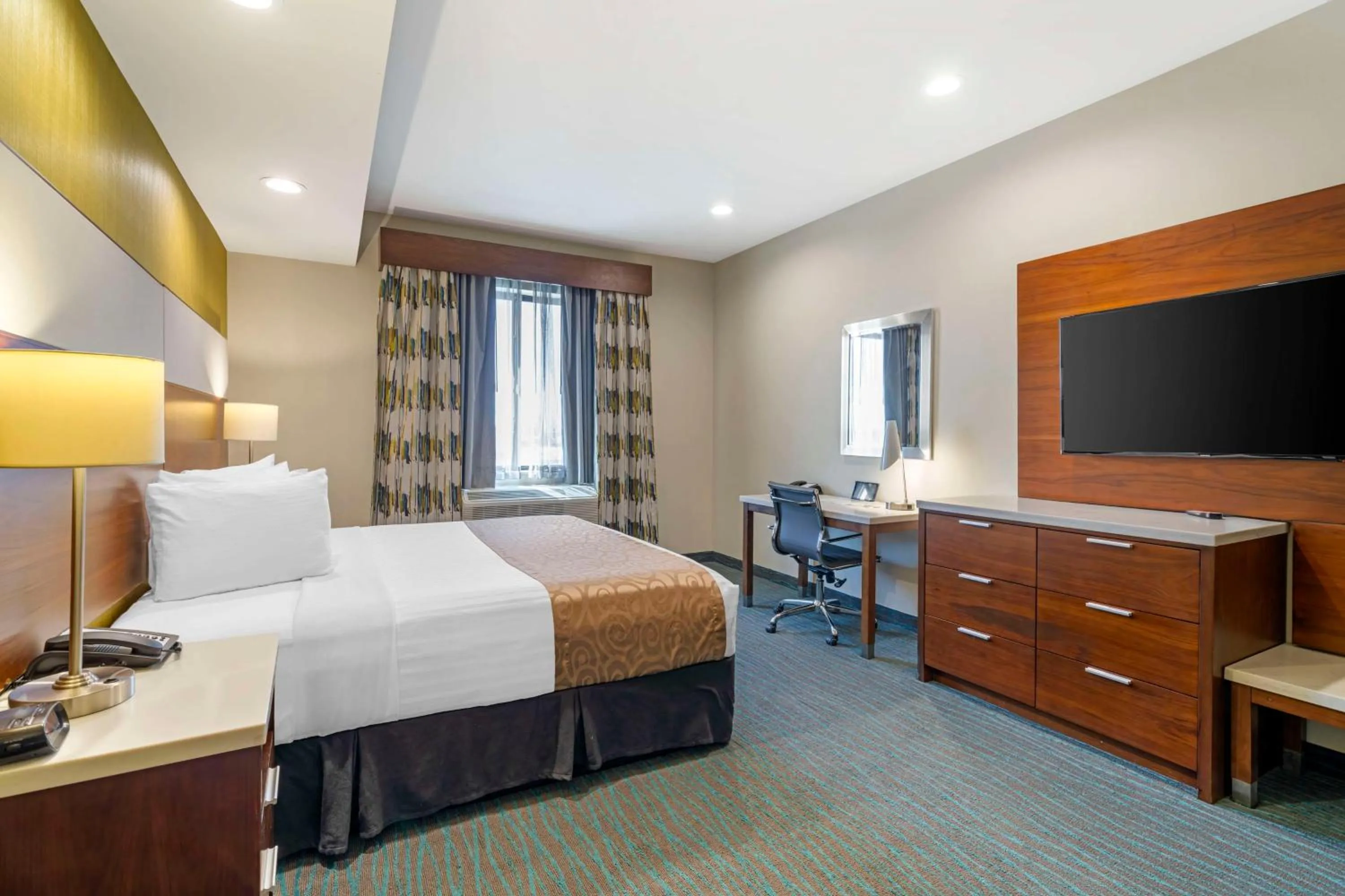 Bedroom, Bed in Best Western Plus Gardena-Los Angeles Inn & Suites