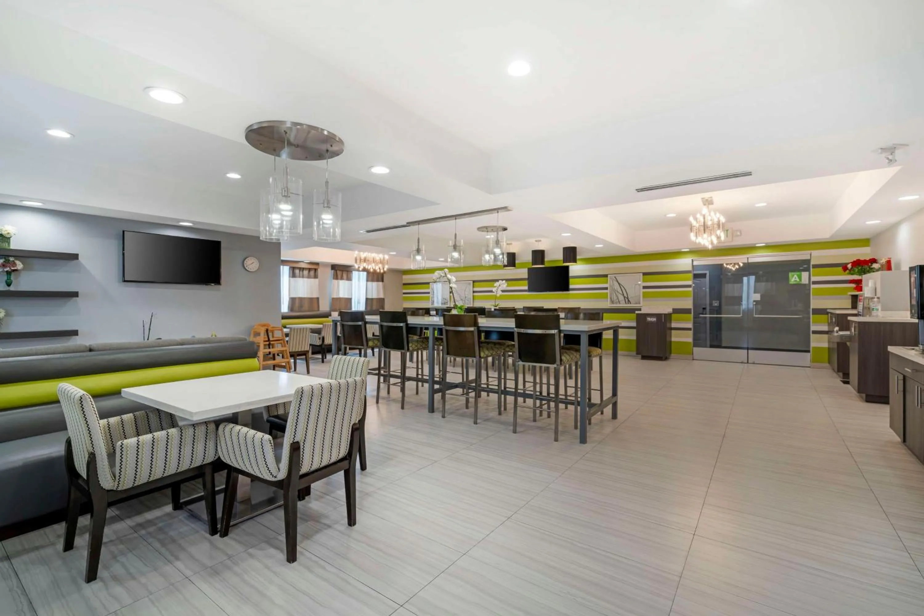 Breakfast in Best Western Plus Gardena-Los Angeles Inn & Suites