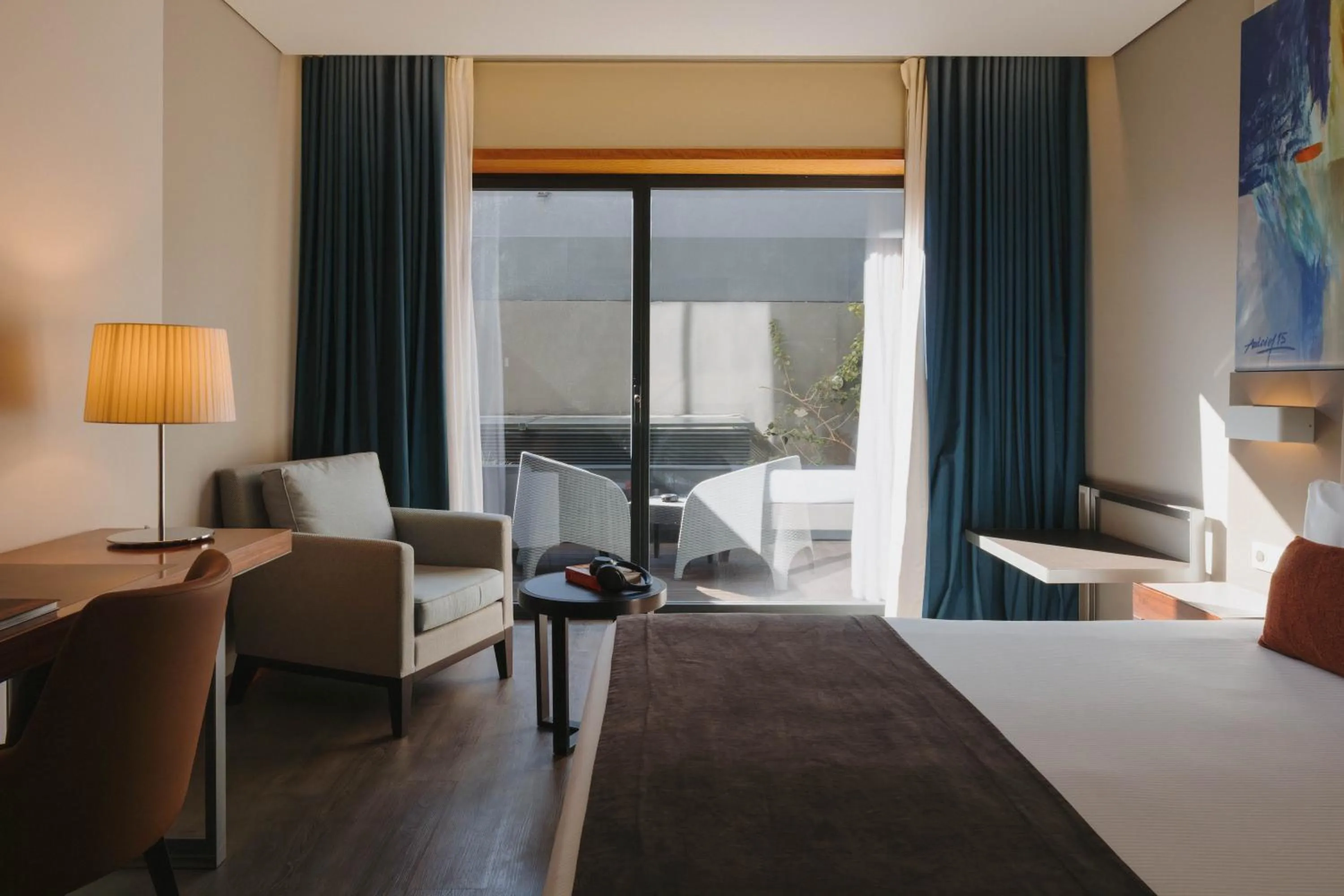 Bedroom, Bed in Timbre Heroismo