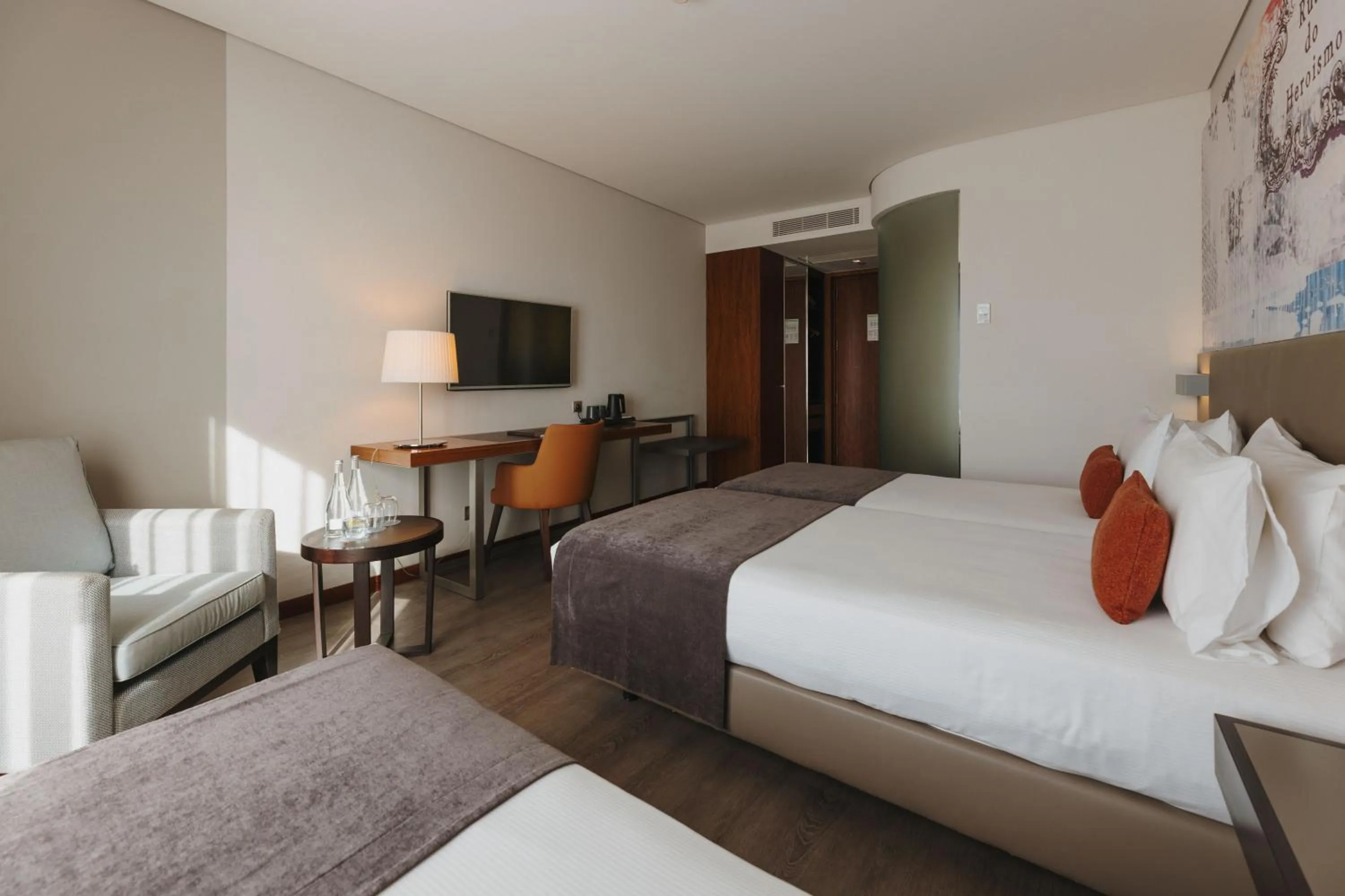 Bedroom, Bed in Timbre Heroismo