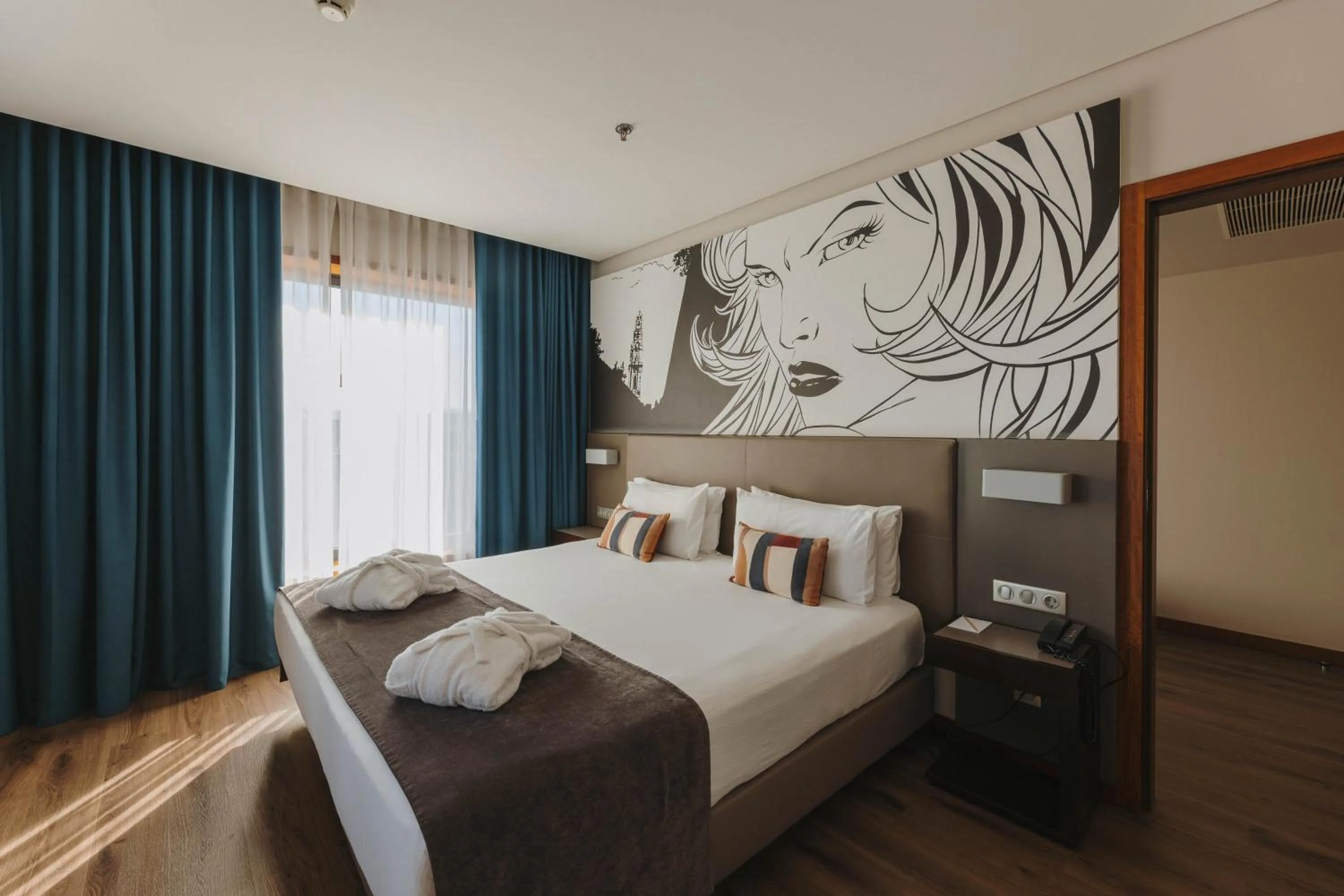 Bedroom, Bed in Timbre Heroismo