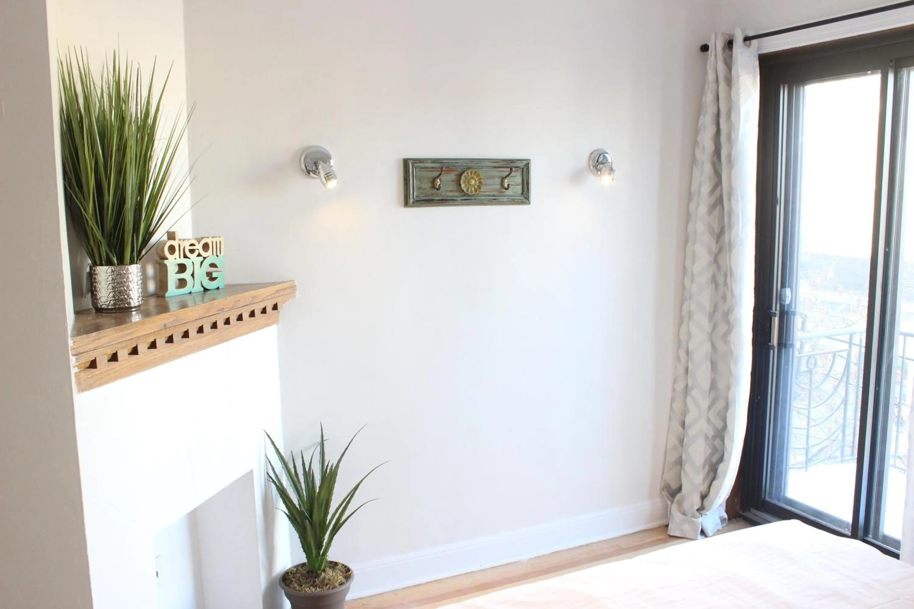 Decorative detail, Bed in MTLVacationrentals-The MTLVR Kisses