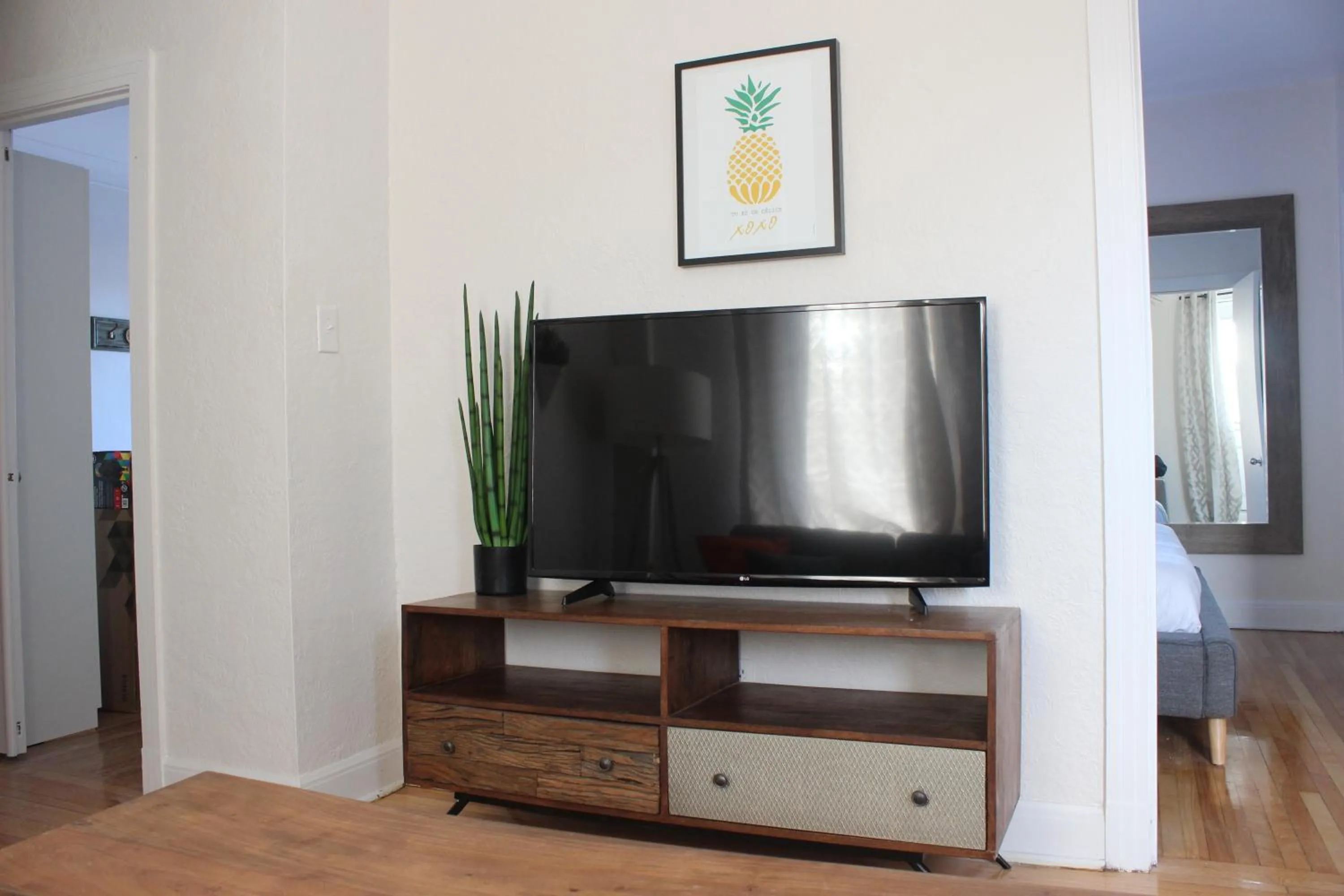 TV and multimedia in MTLVacationrentals-The MTLVR Kisses