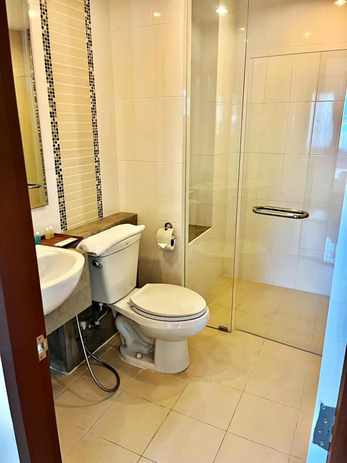 Shower in V-twin Condo Donjan