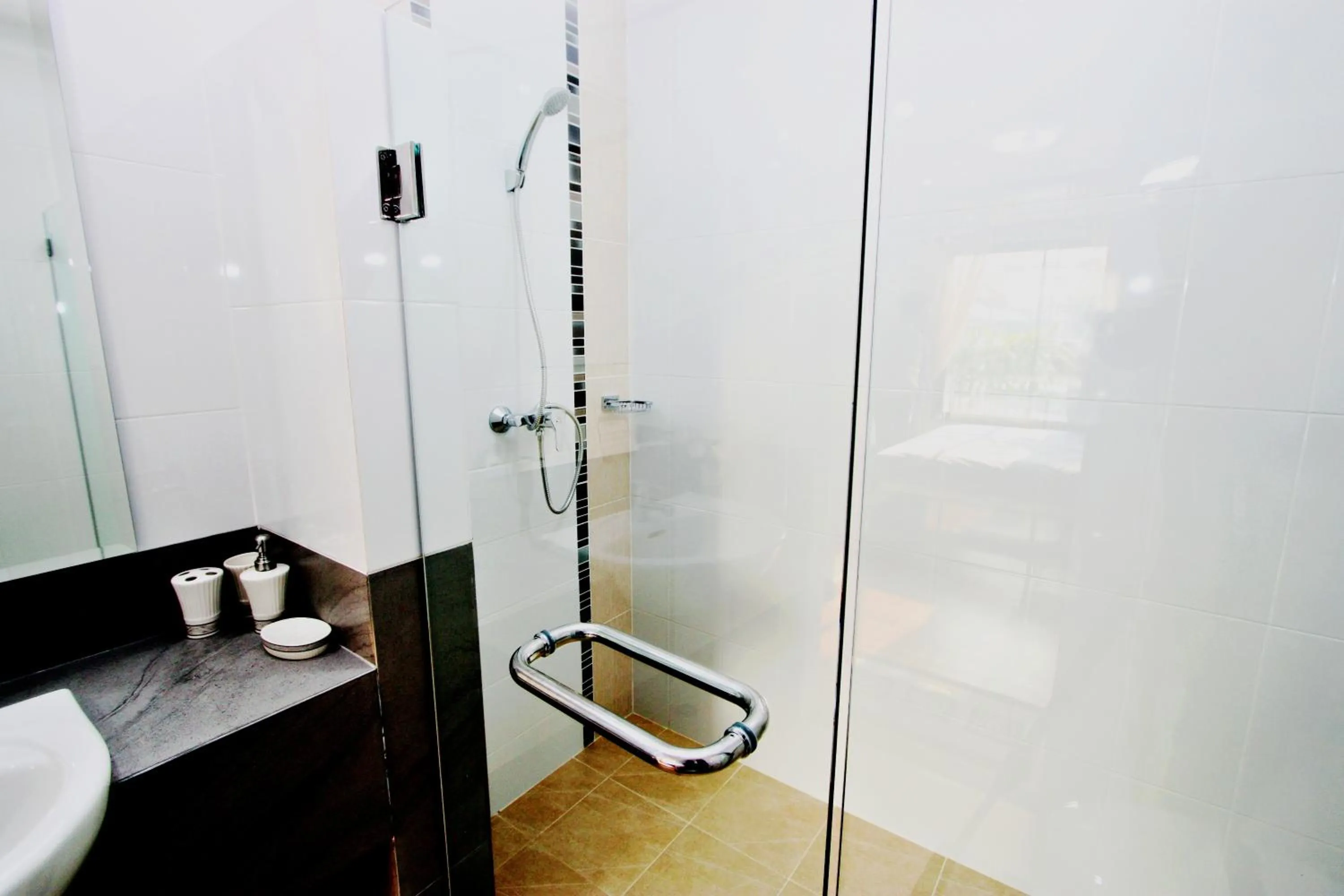 Shower in V-twin Condo Donjan
