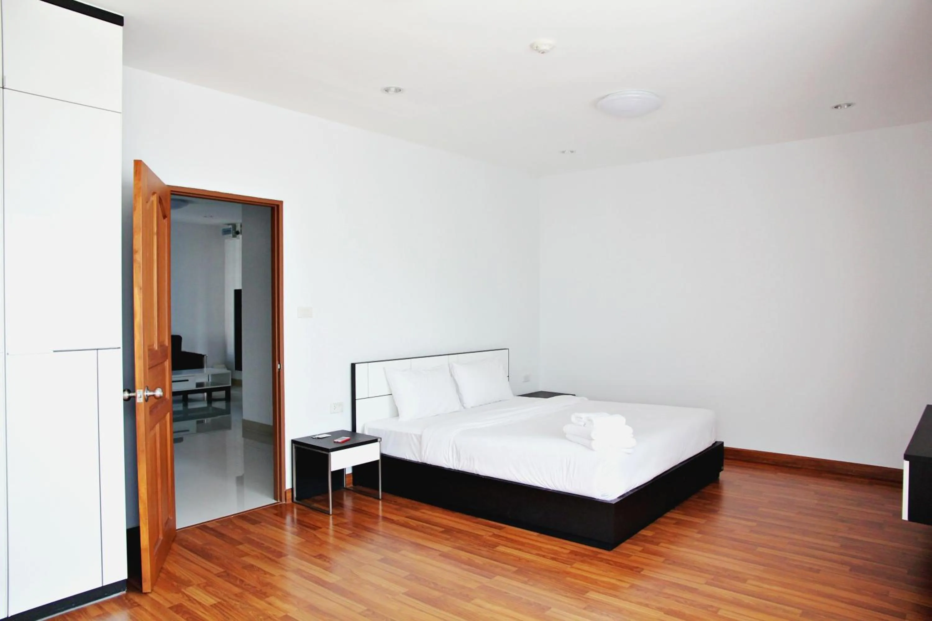 Bed in V-twin Condo Donjan