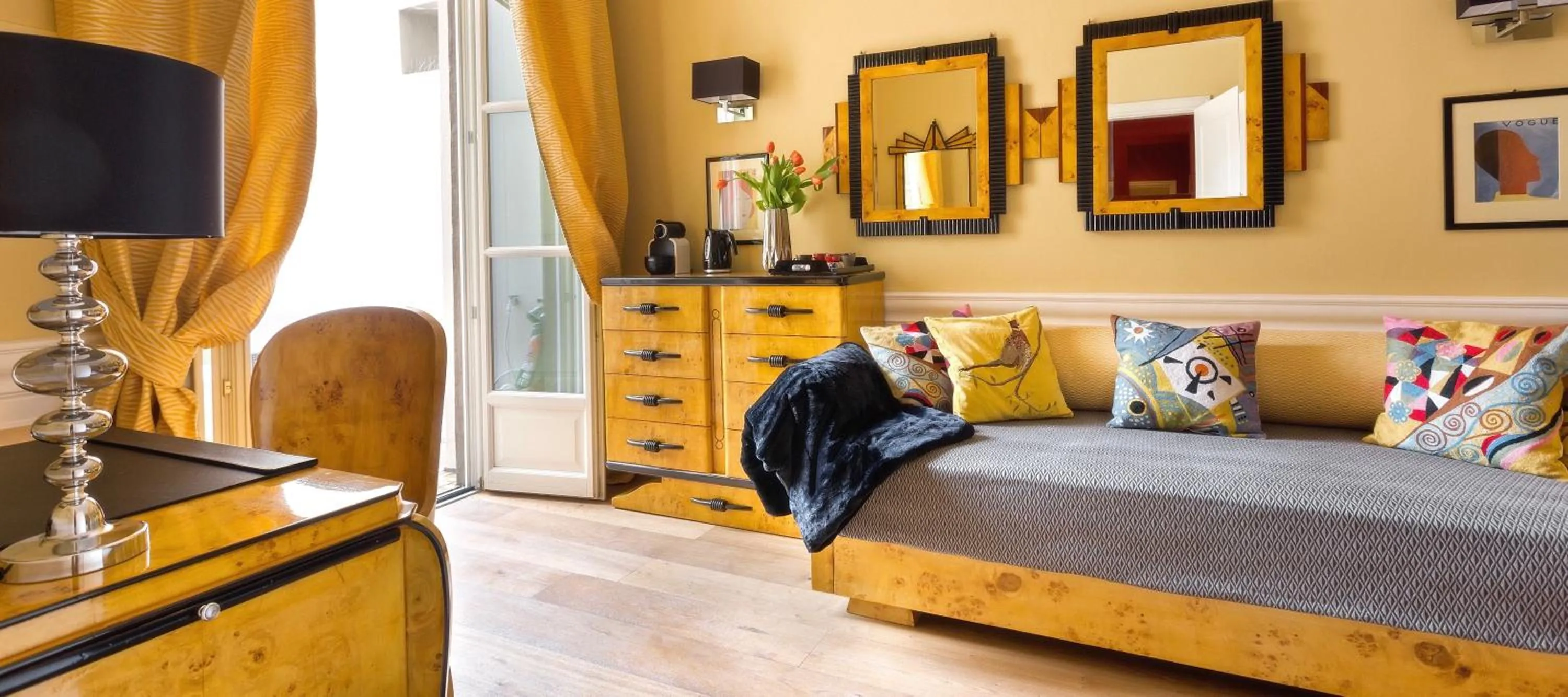 Living room, Bed in La Maison du Sage