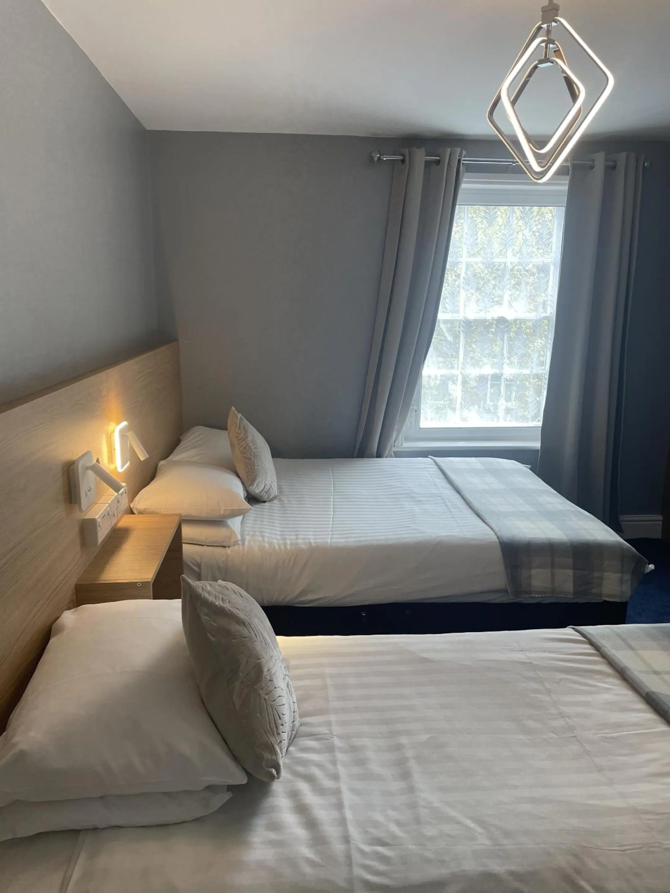 Bedroom, Bed in Diamonds Inn