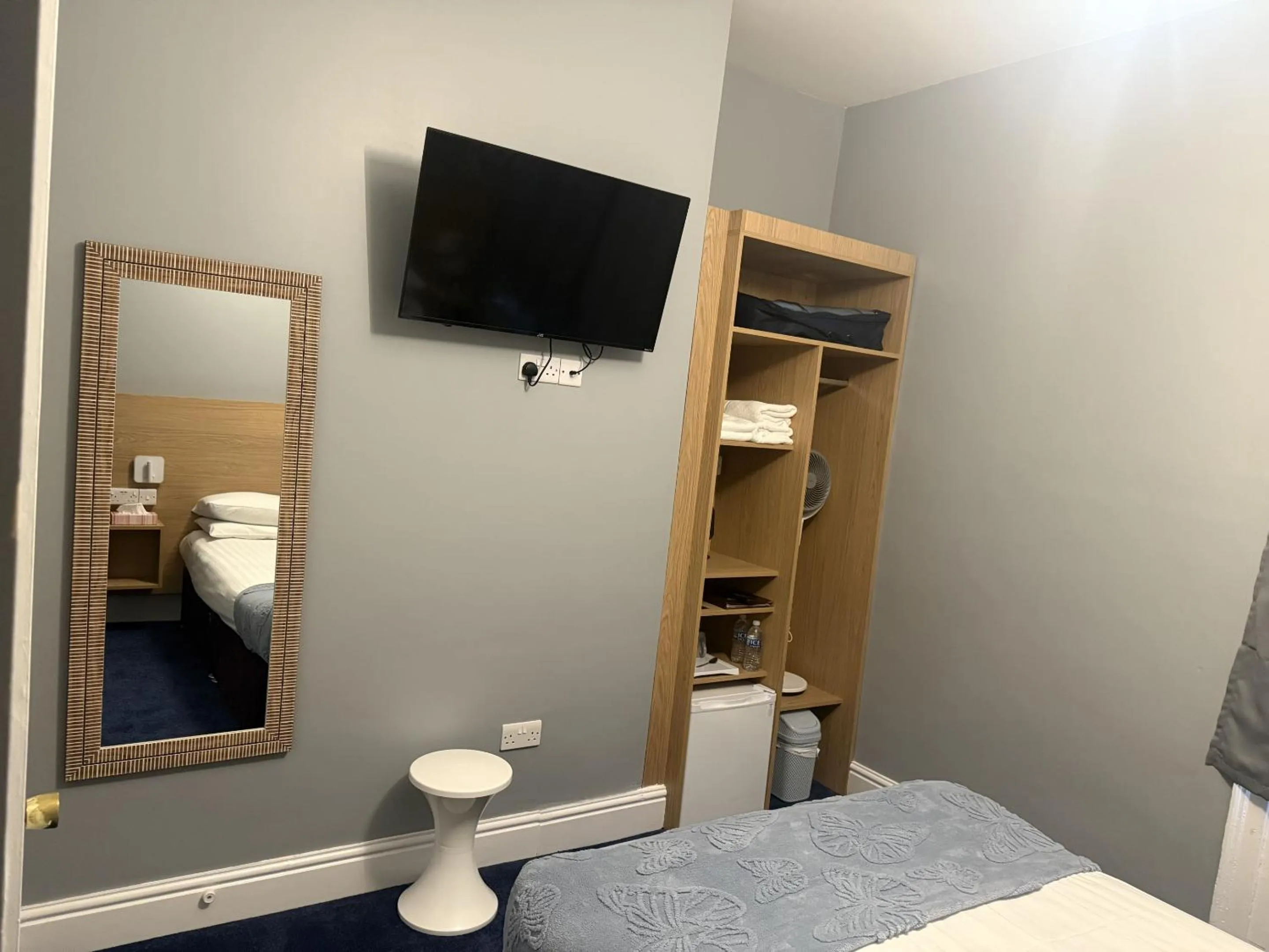 Bedroom, Bed in Diamonds Inn