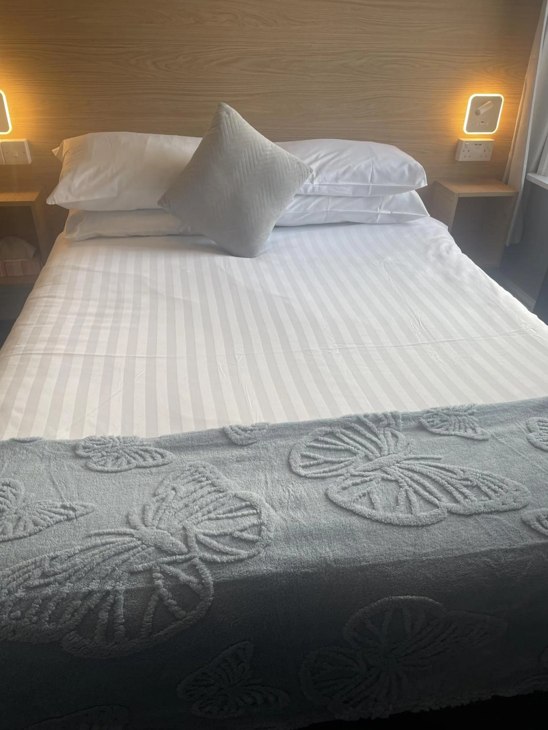 Bedroom, Bed in Diamonds Inn