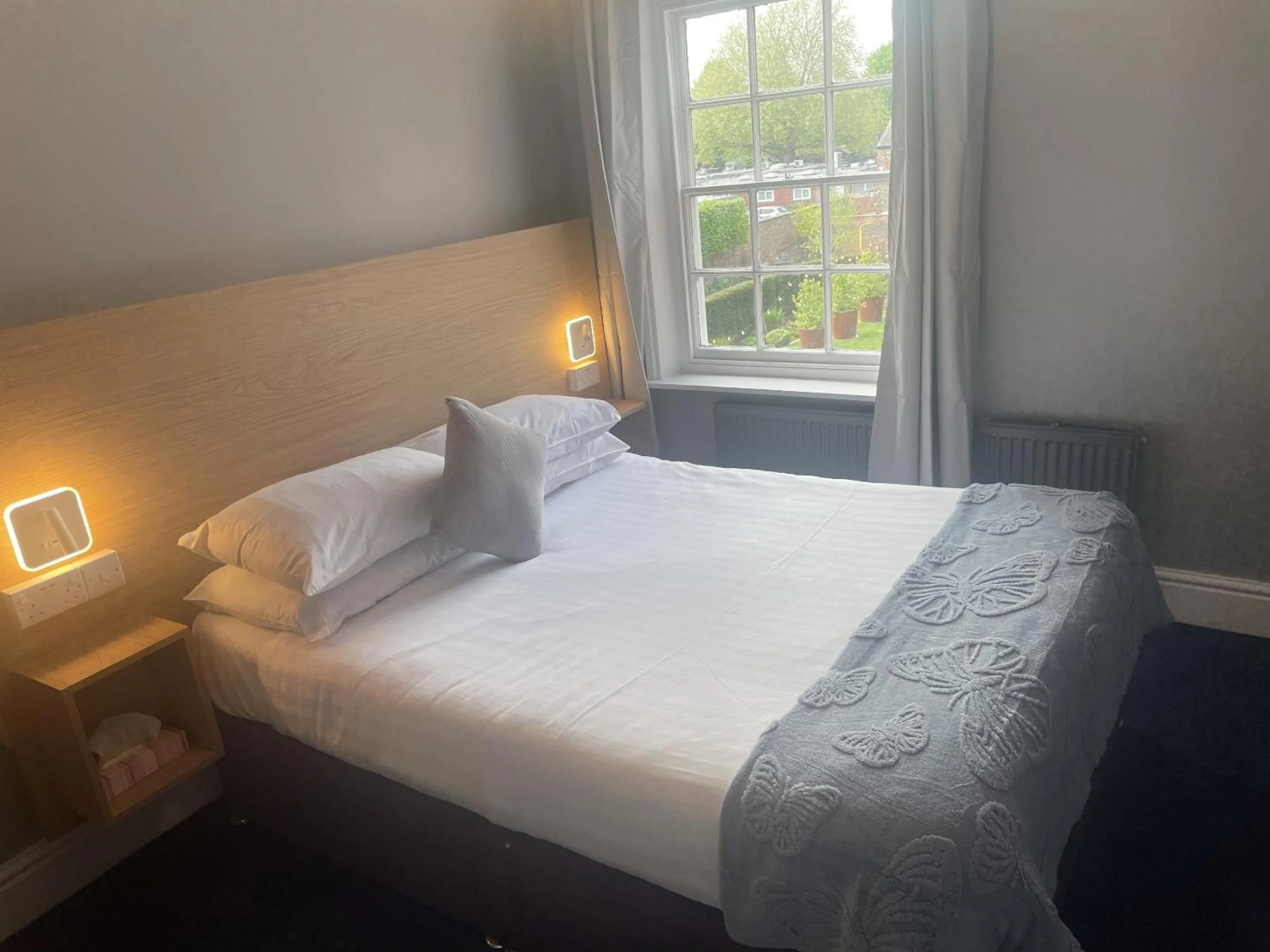 Bedroom, Bed in Diamonds Inn