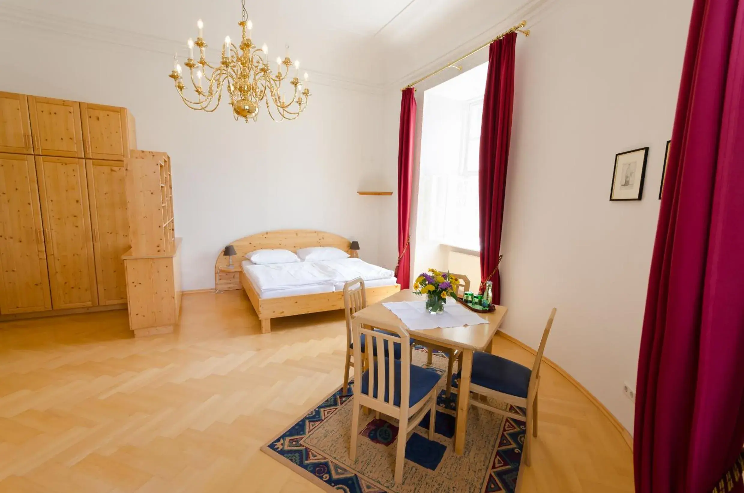 Triple Room in Schloss Gumpoldskirchen Triple Room in Schloss Gumpoldskirchen