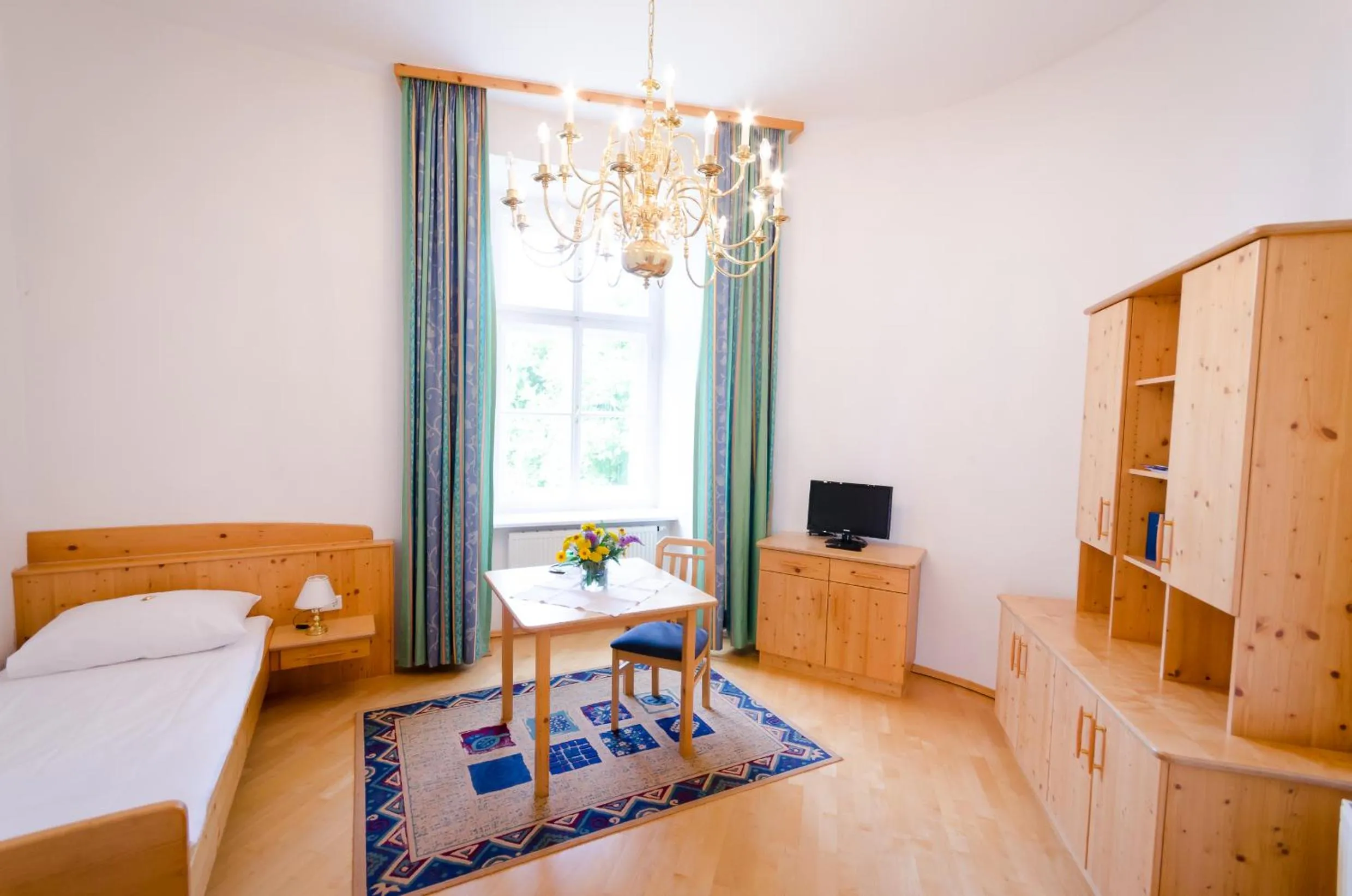 Photo of the whole room, Bed in Schloss Gumpoldskirchen