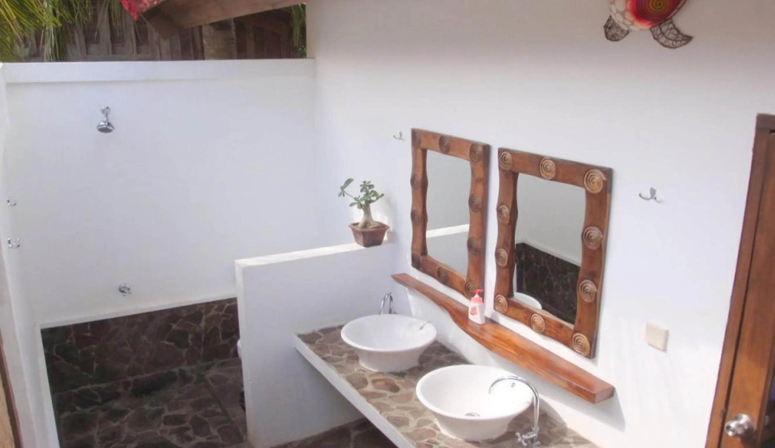 Bathroom in Mango Dive & Bungalow