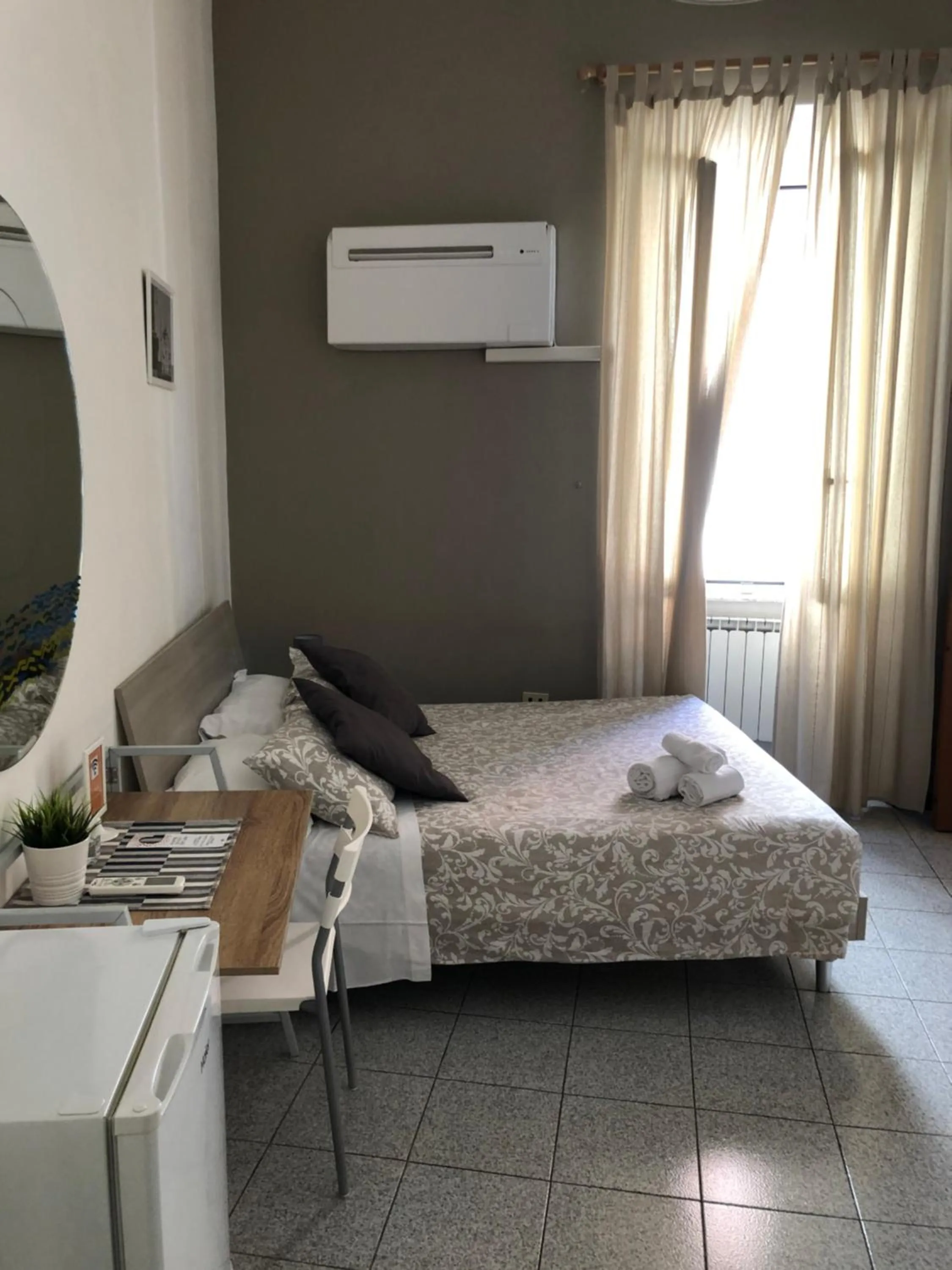 Photo of the whole room, Bed in Domus Santa Caterina