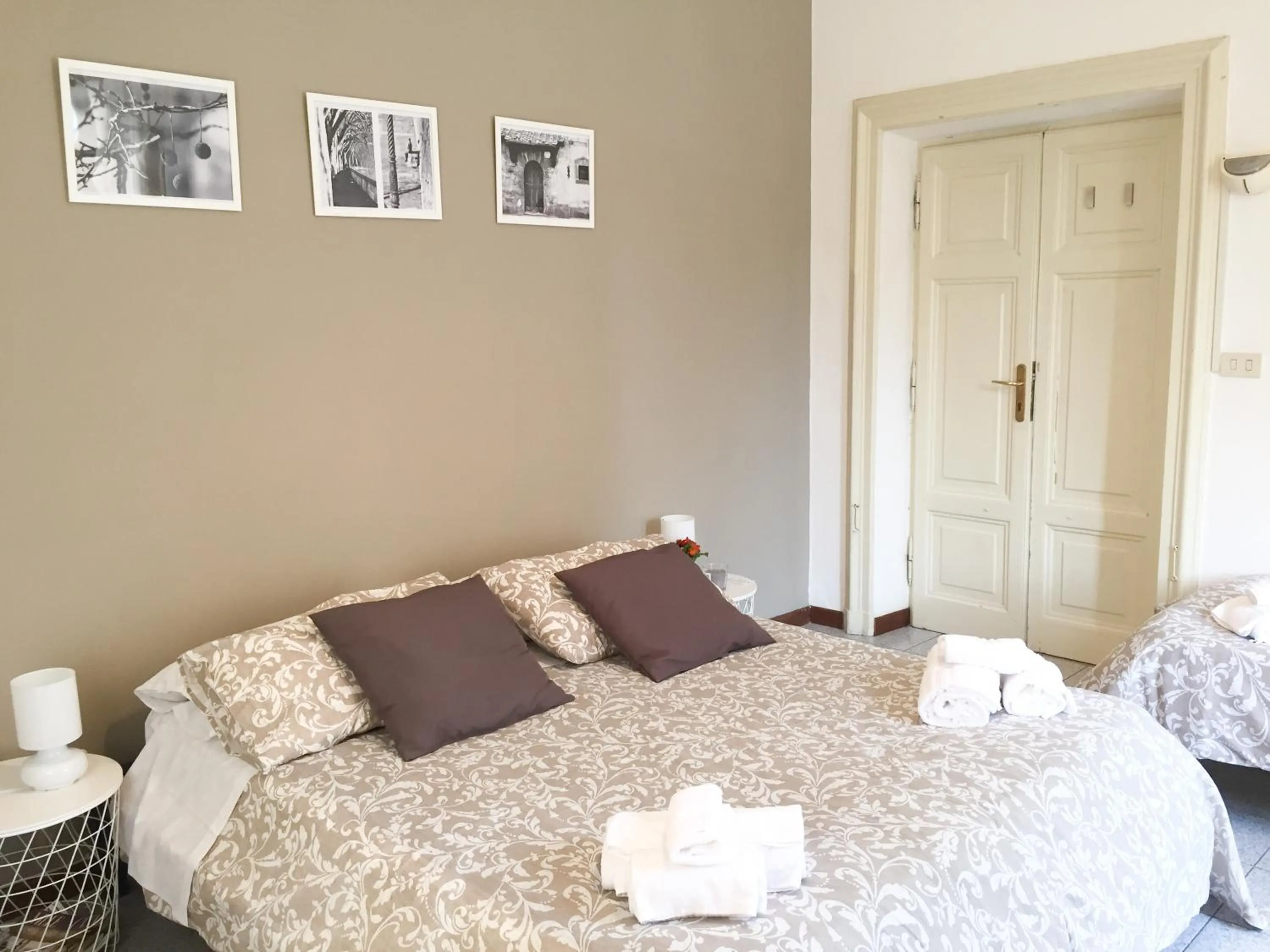 Photo of the whole room, Bed in Domus Santa Caterina