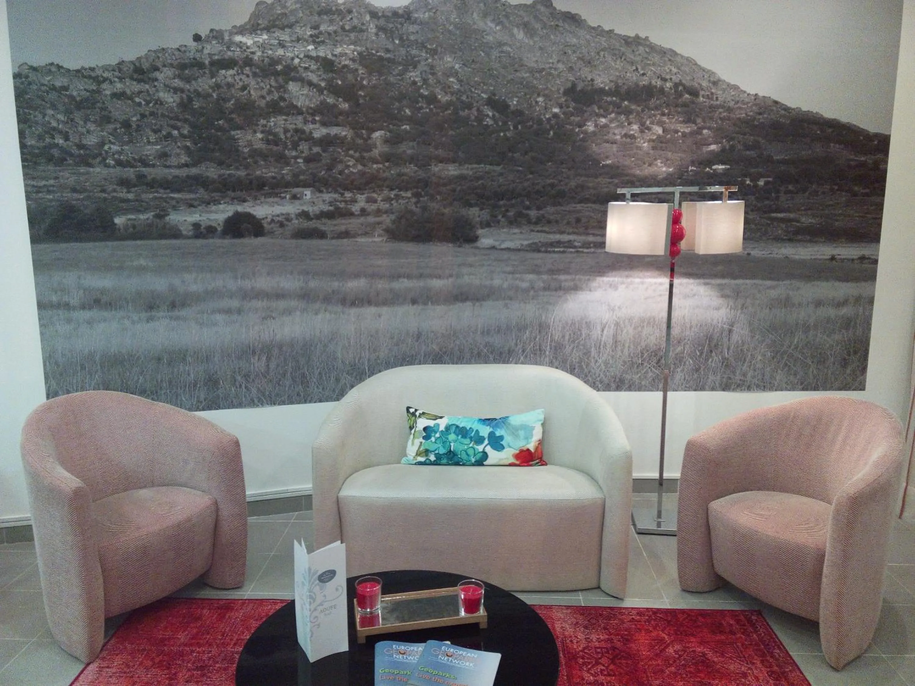 Communal lounge/ TV room in Monsanto GeoHotel Escola