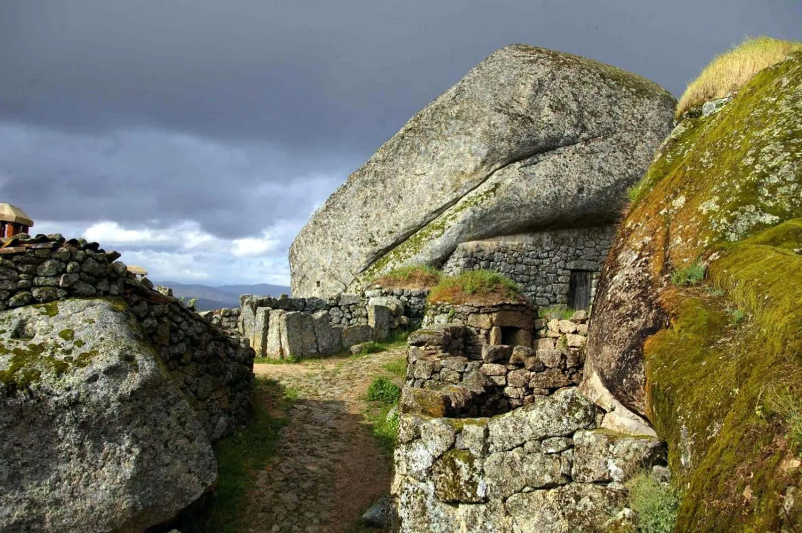 Nearby landmark in Monsanto GeoHotel Escola