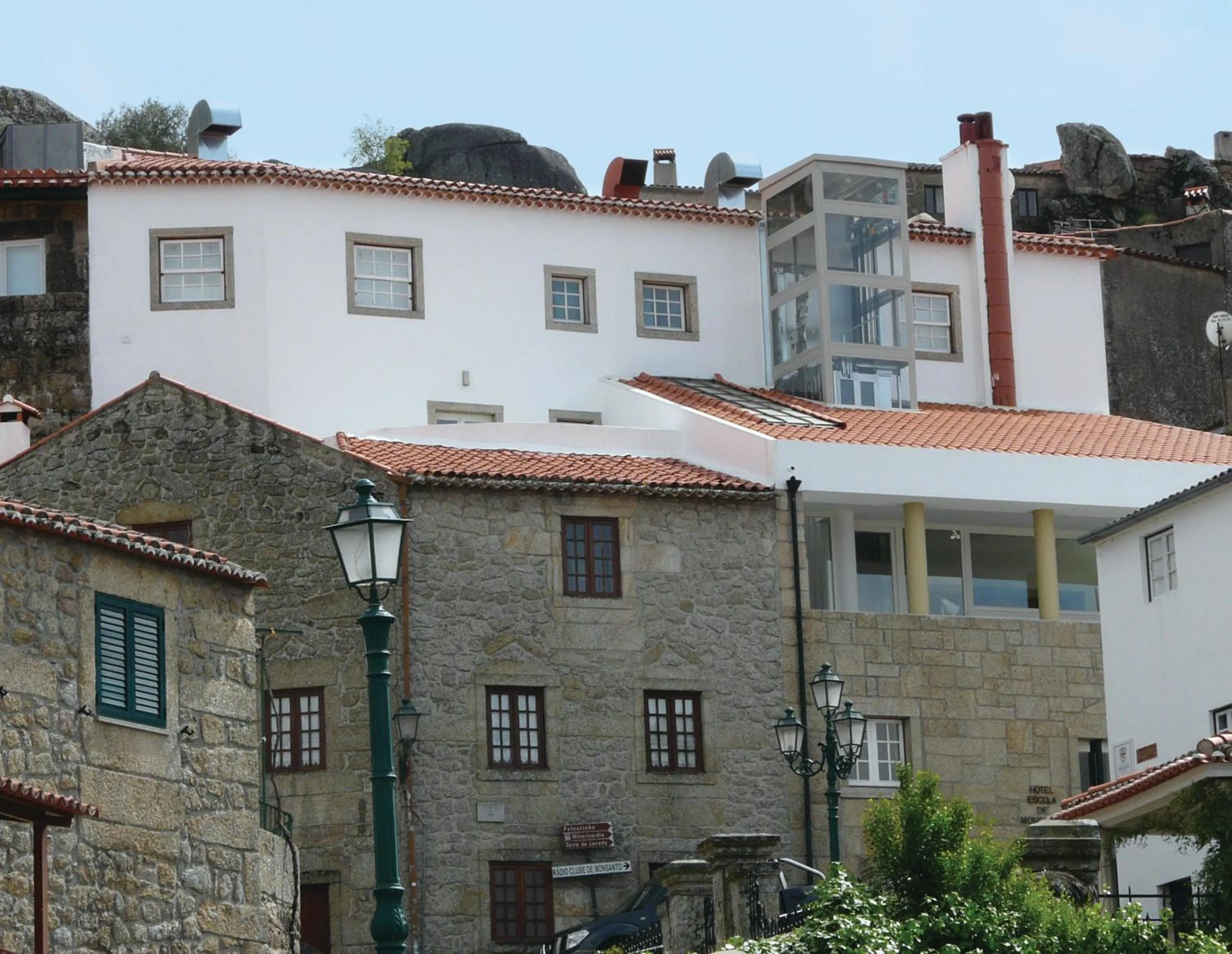 Property building in Monsanto GeoHotel Escola