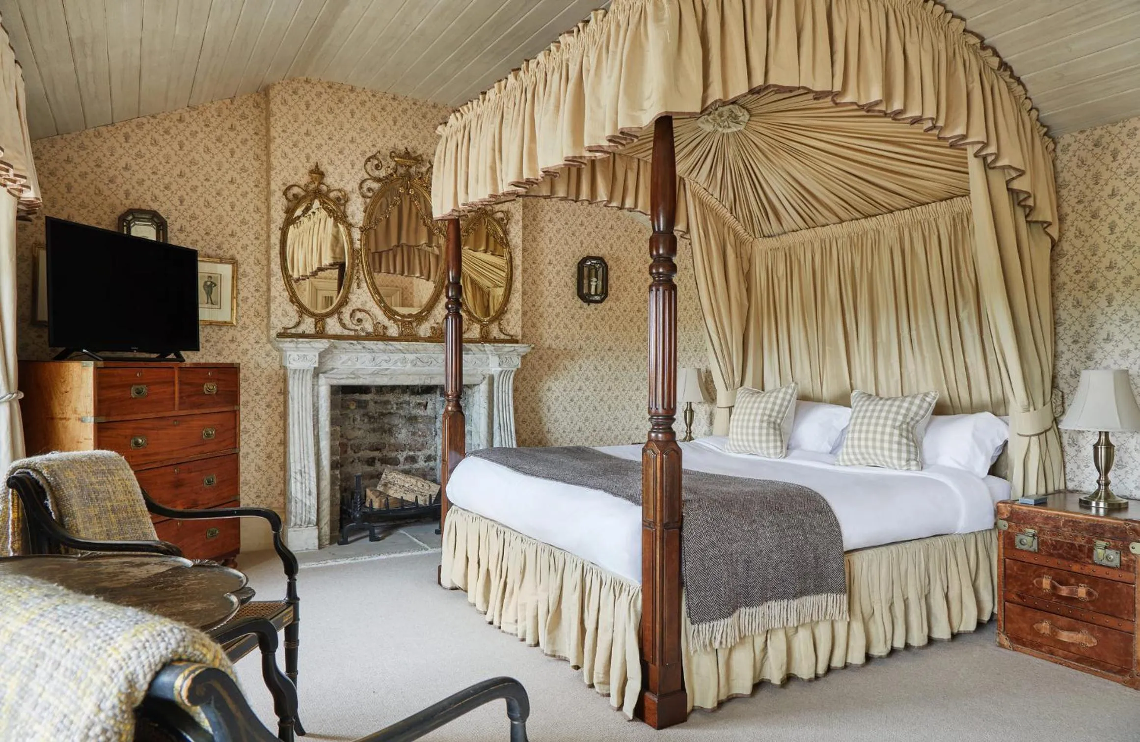 Bed in Cliff at Lyons