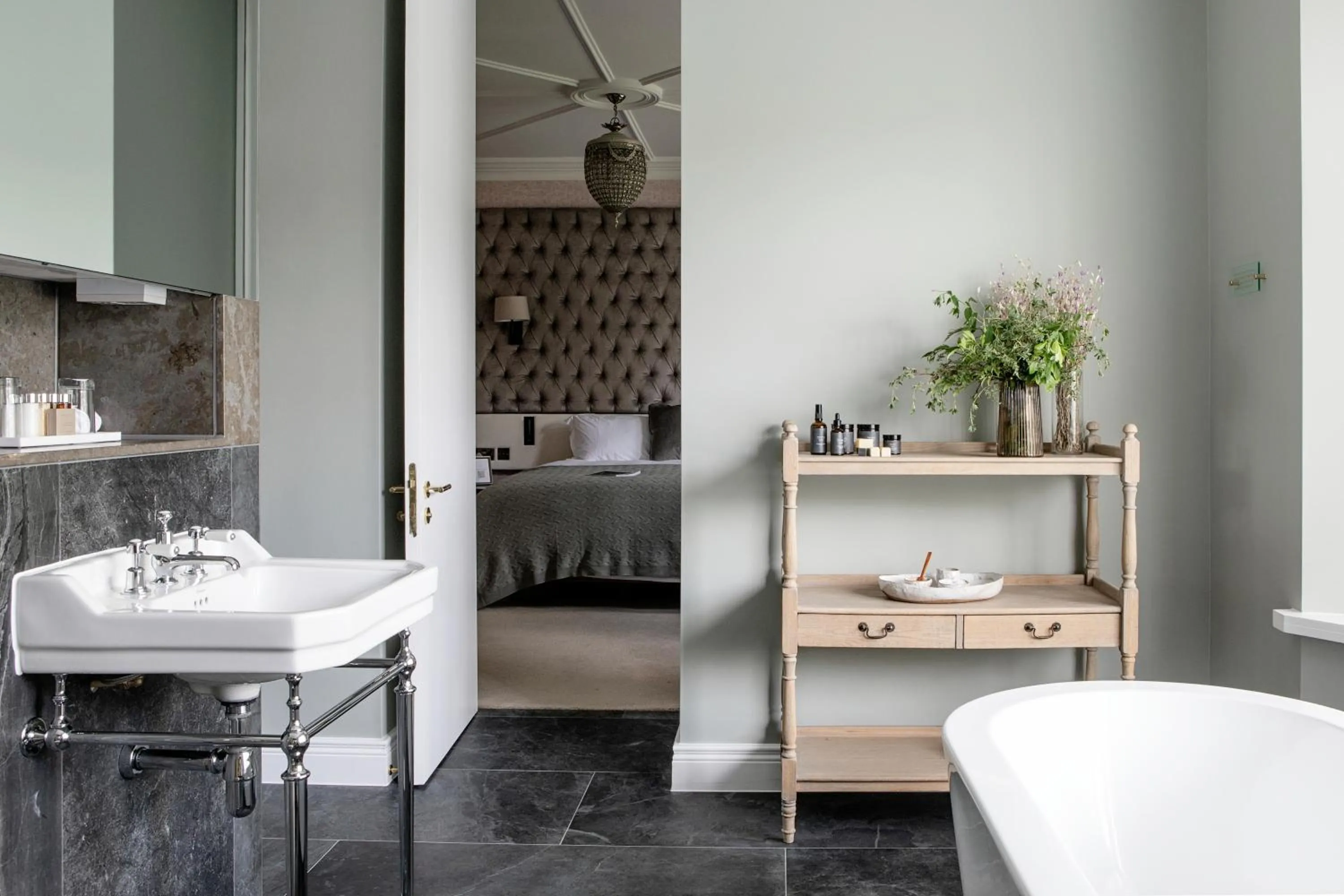 Bathroom, Bed in Cliff at Lyons