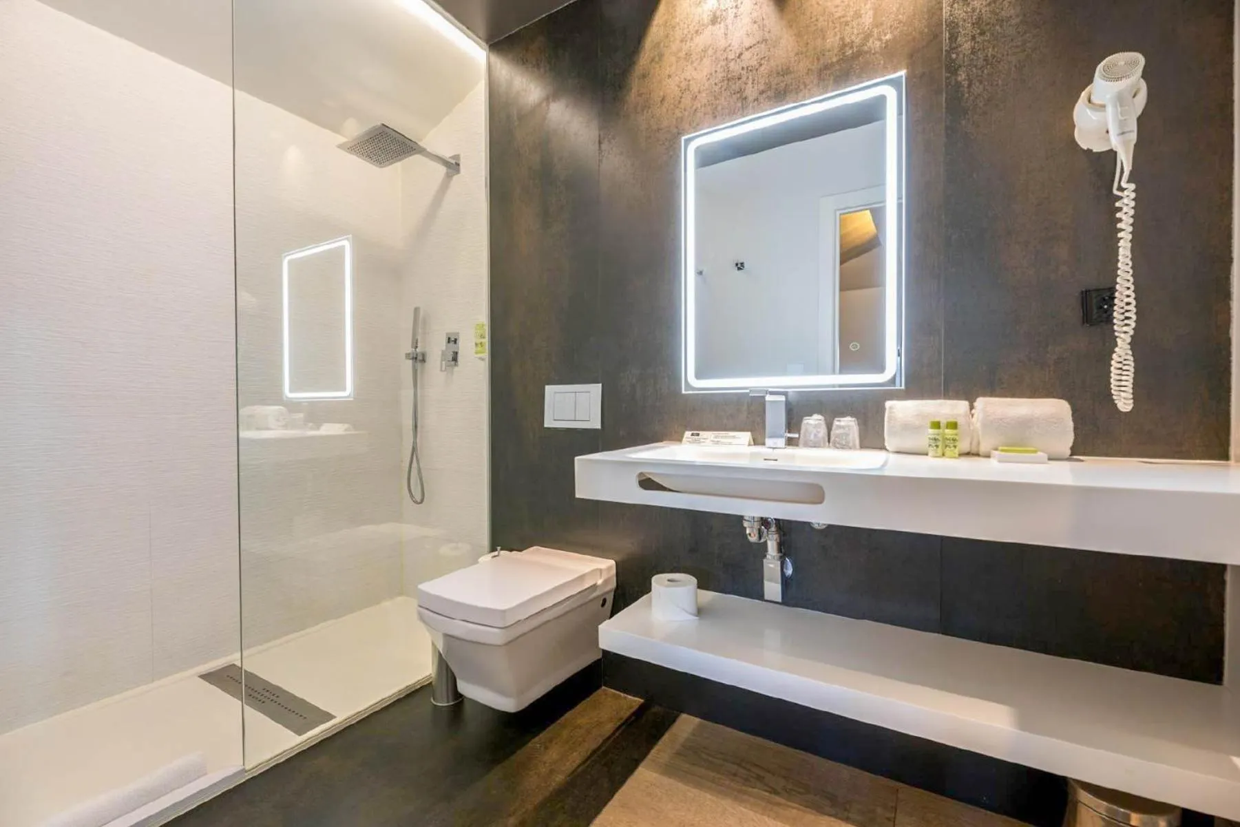 Shower in MYR Plaza Mercado & Spa