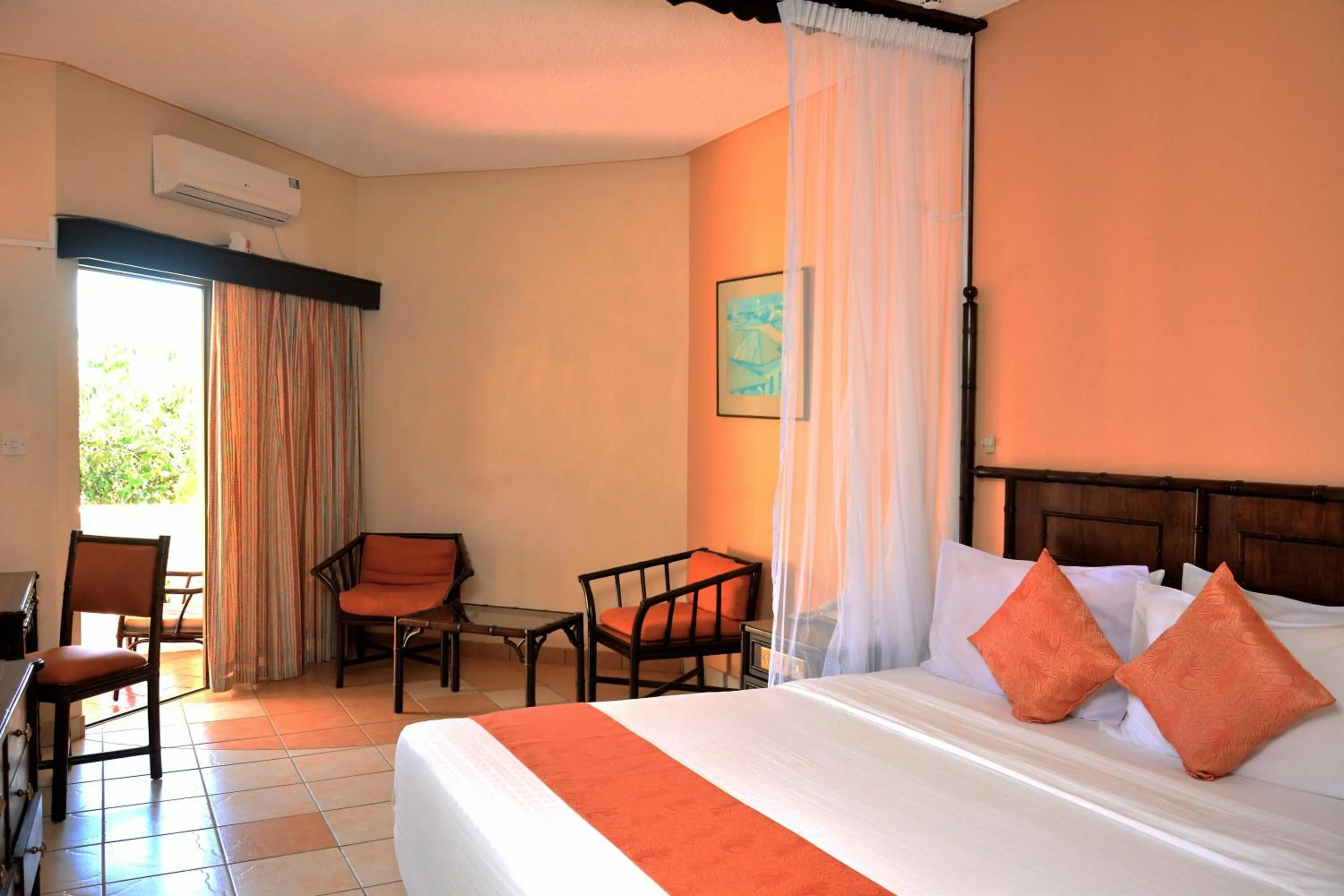 Bedroom, Bed in Mombasa Continental Resort