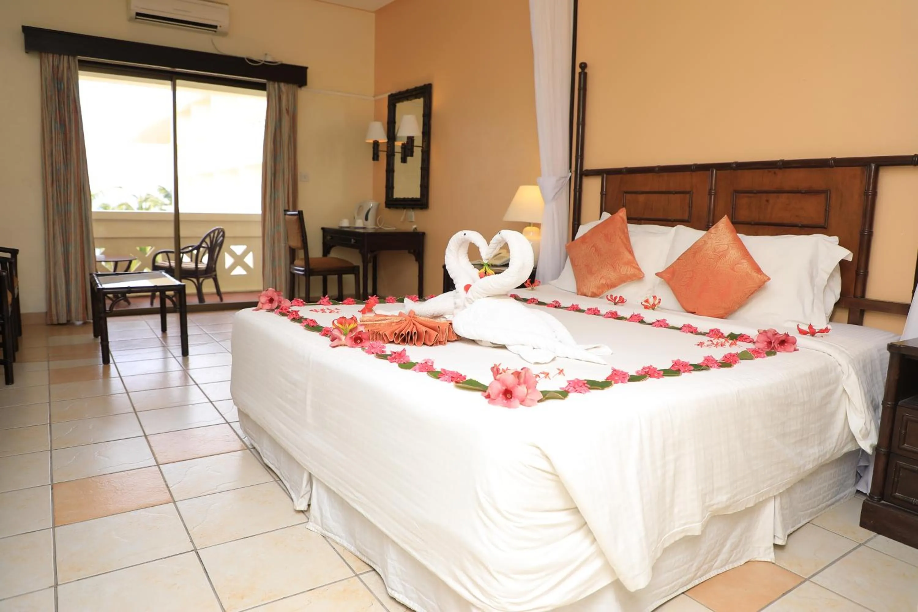 Bedroom, Bed in Mombasa Continental Resort