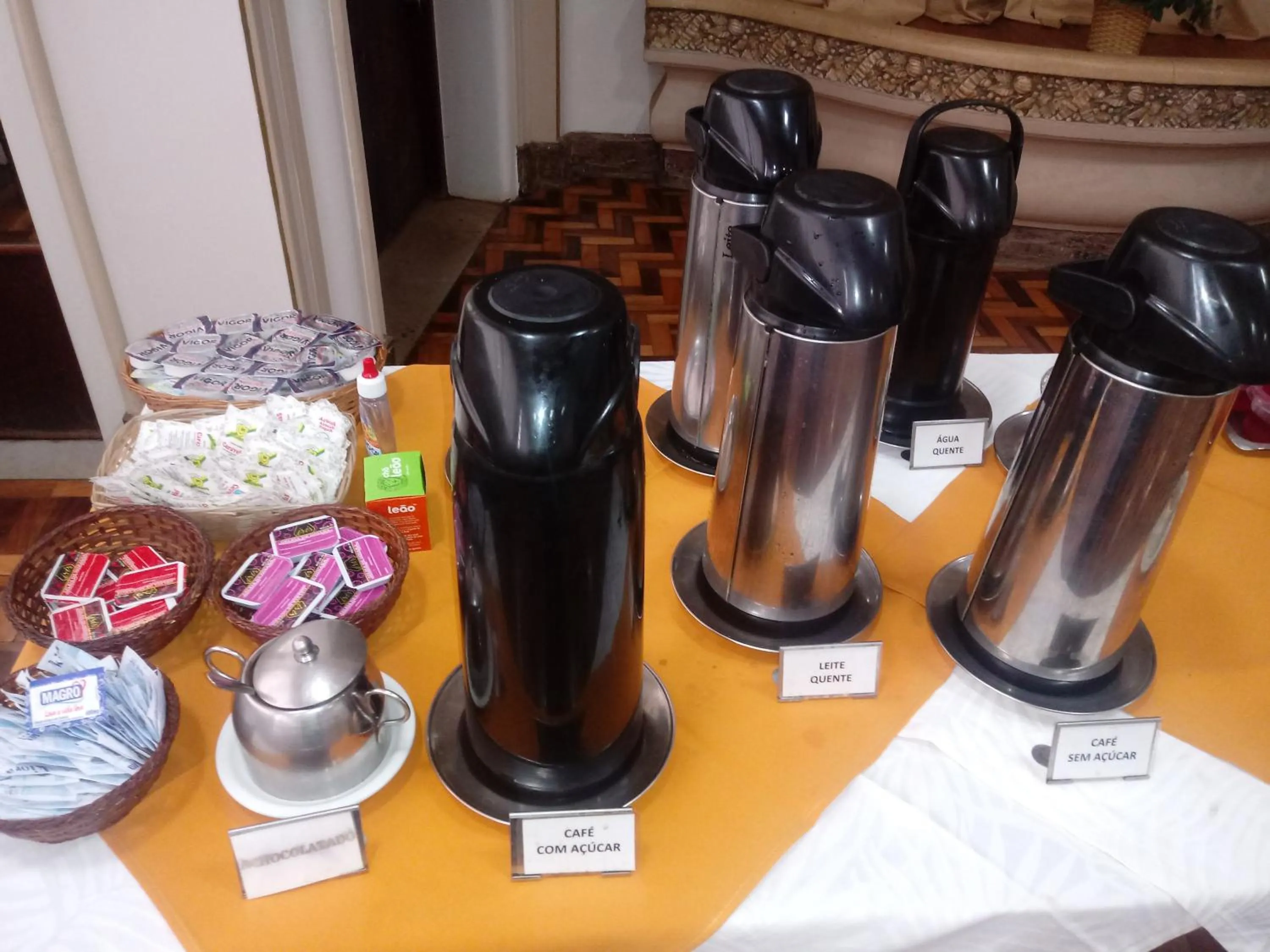 Coffee/tea facilities in Aurora Hotel