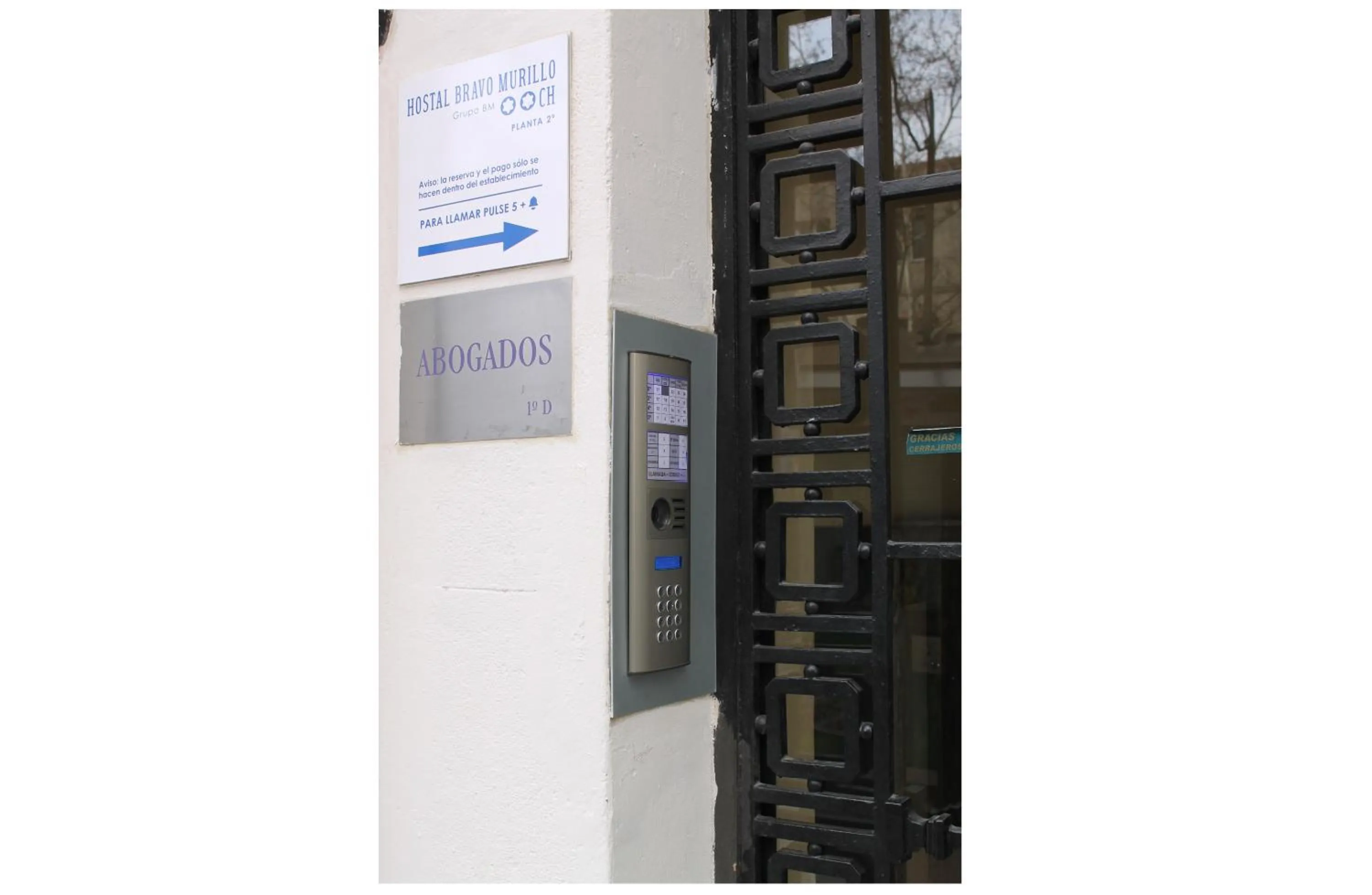 Facade/entrance in Hostal Abitum Madrid