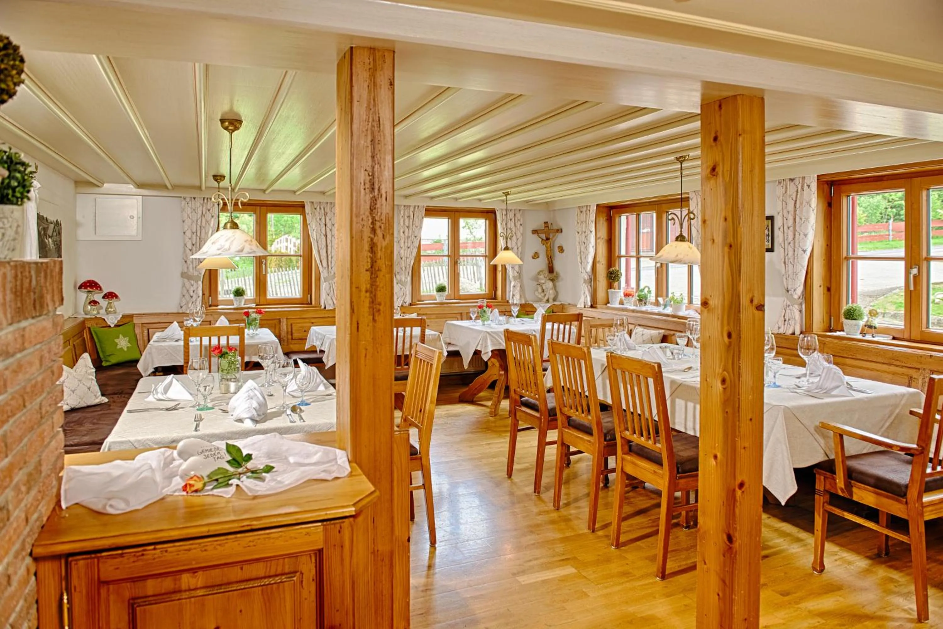 Restaurant/places to eat in Ferienhotel Starennest