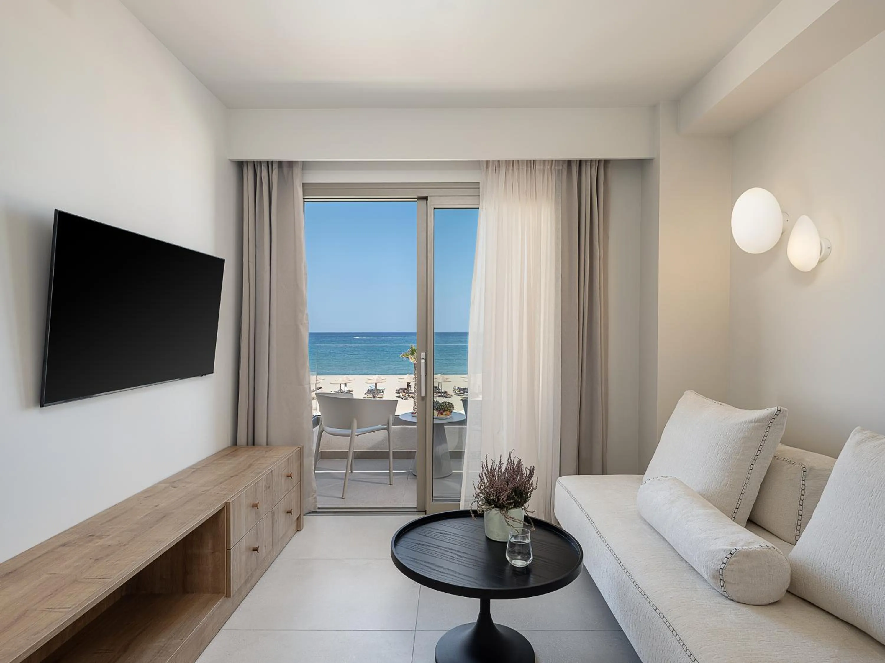 TV and multimedia in Iperion Beach Hotel
