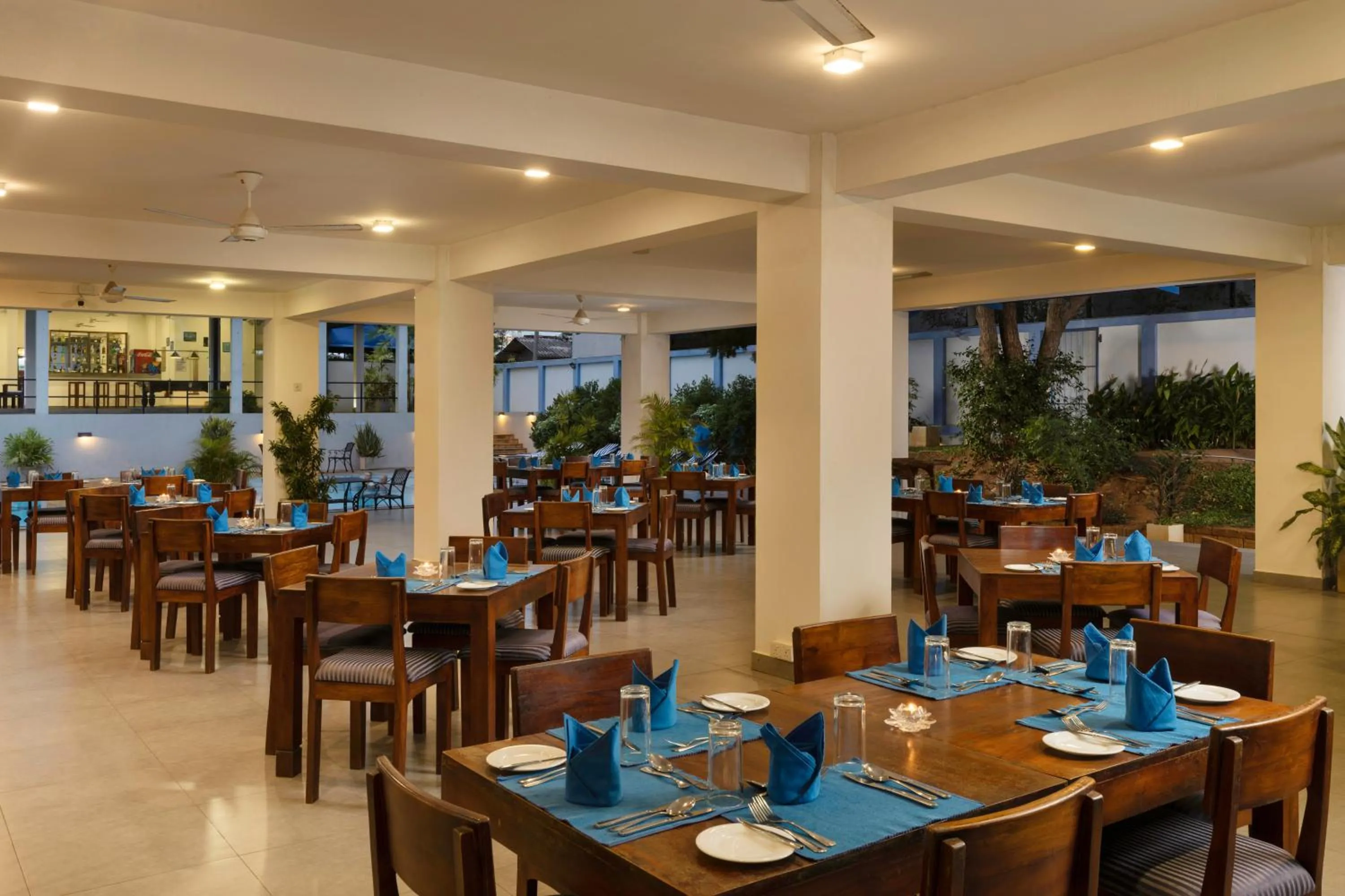 Restaurant/places to eat in The Blue Wave Hotel