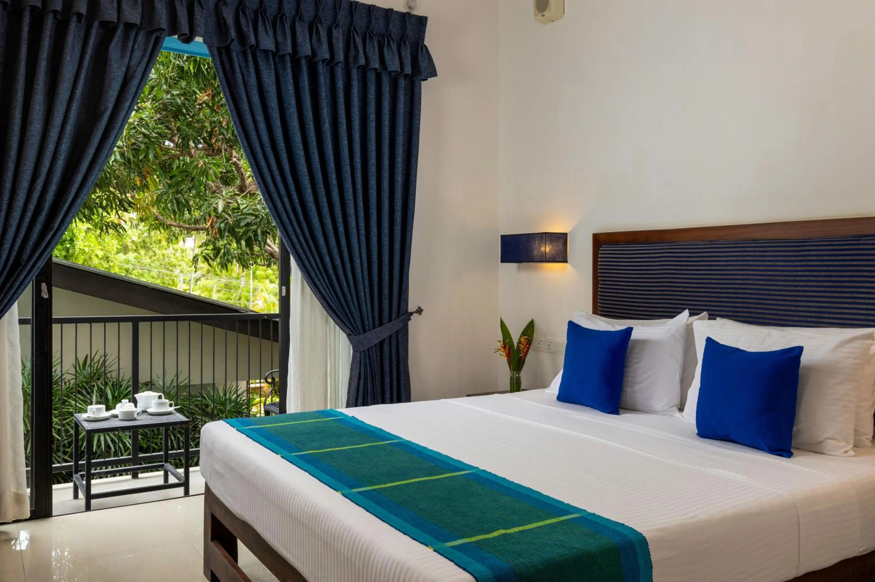 View (from property/room), Bed in The Blue Wave Hotel