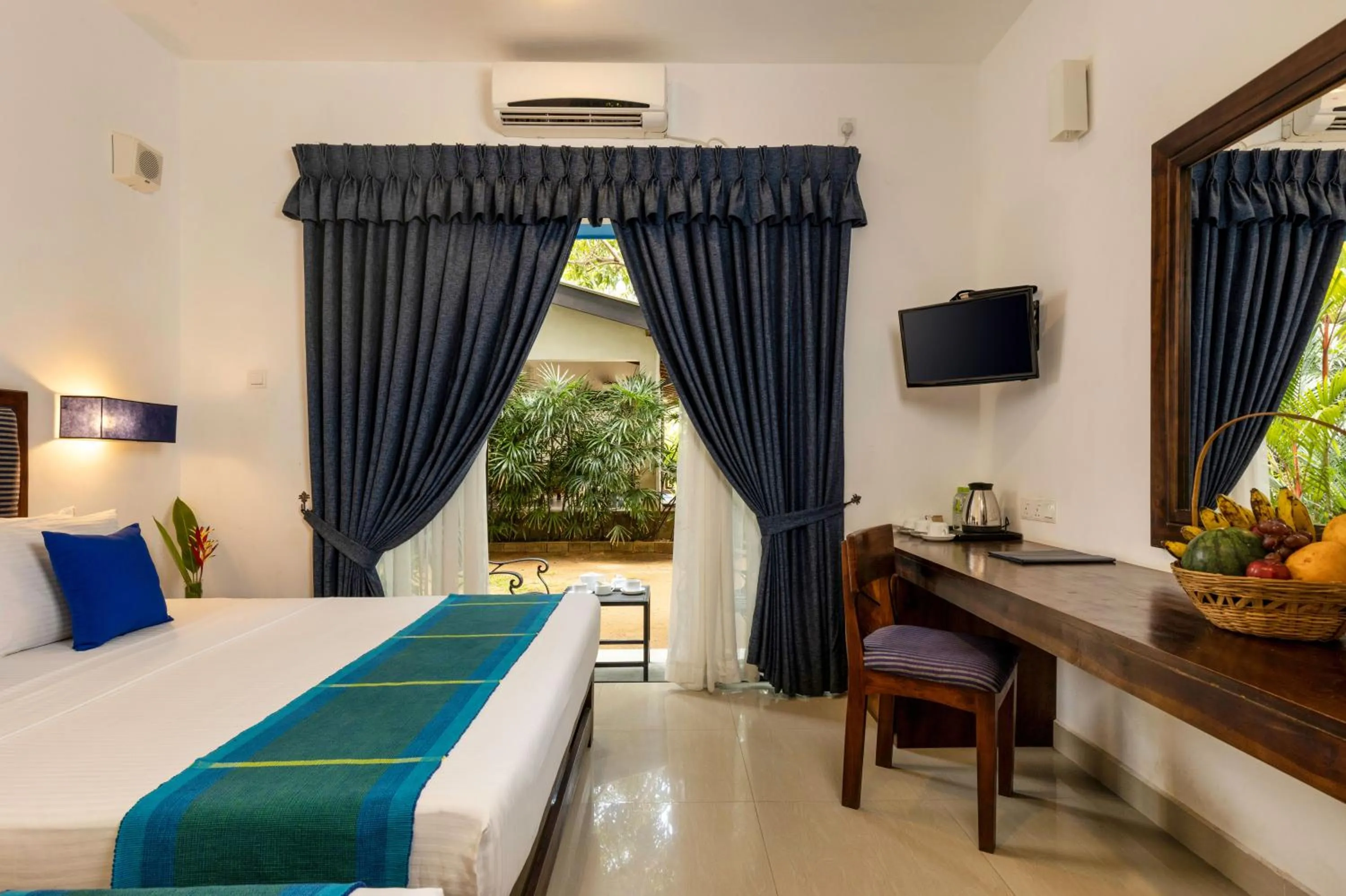 Patio, Bed in The Blue Wave Hotel