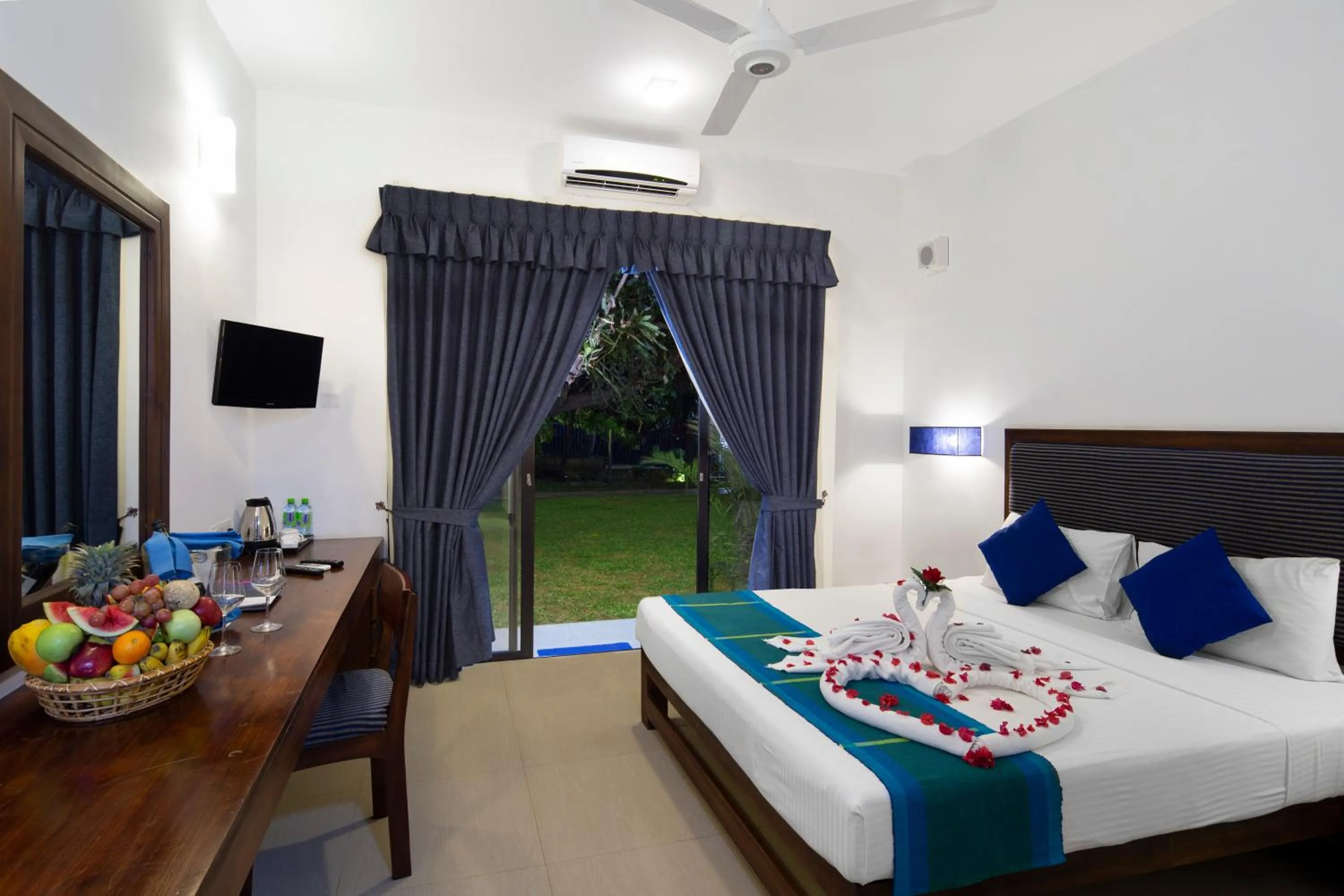 Deluxe Double or Twin Room with Balcony - single occupancy in The Blue Wave Hotel