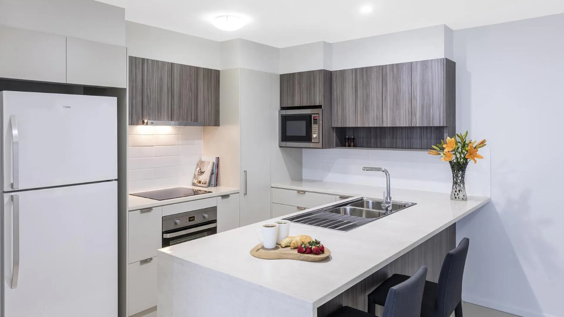 Kitchen or kitchenette in Oaks Brisbane Woolloongabba Suites