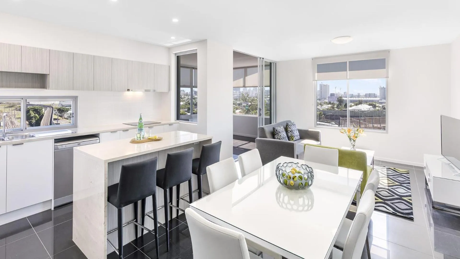 Kitchen or kitchenette in Oaks Brisbane Woolloongabba Suites