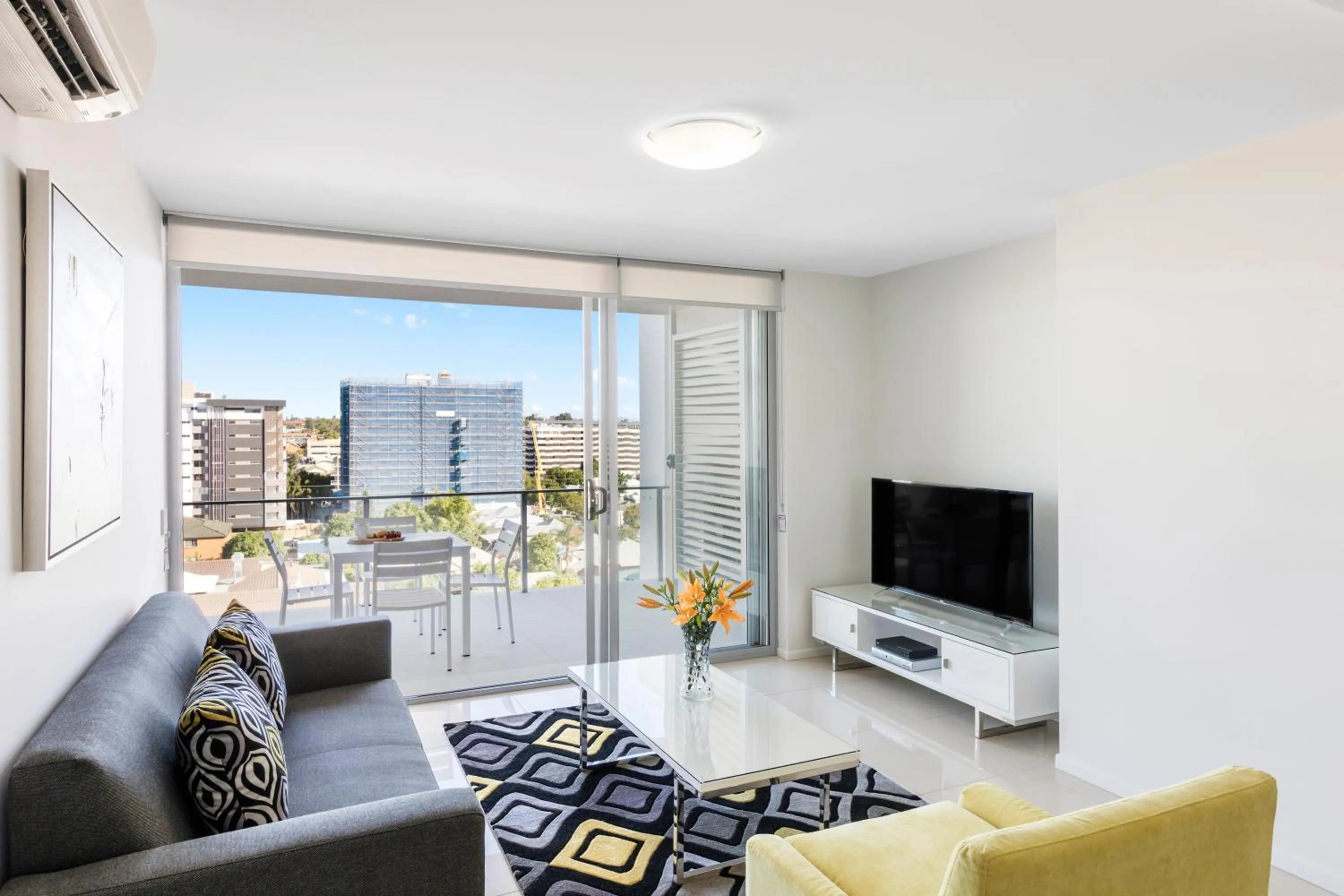 TV and multimedia in Oaks Brisbane Woolloongabba Suites