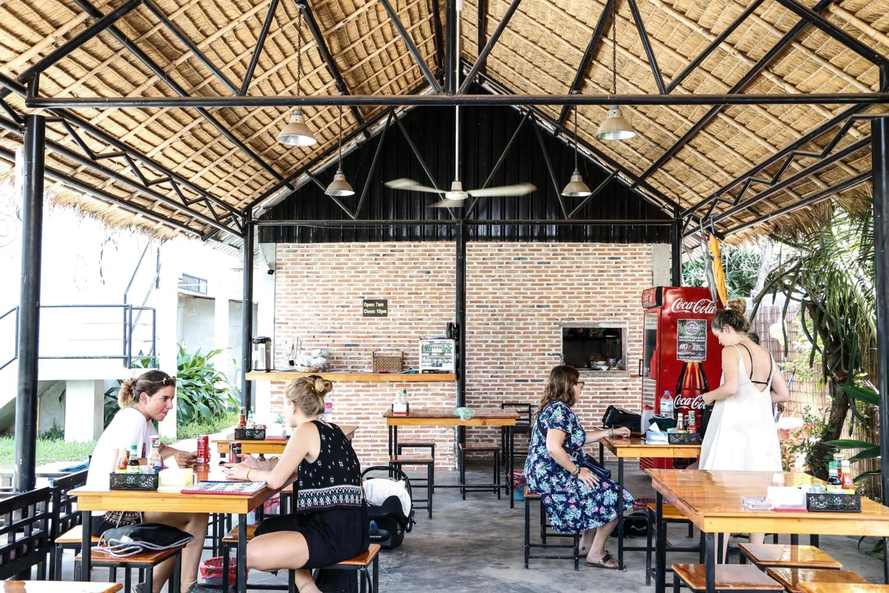 Restaurant/places to eat in Pool Party Hostel