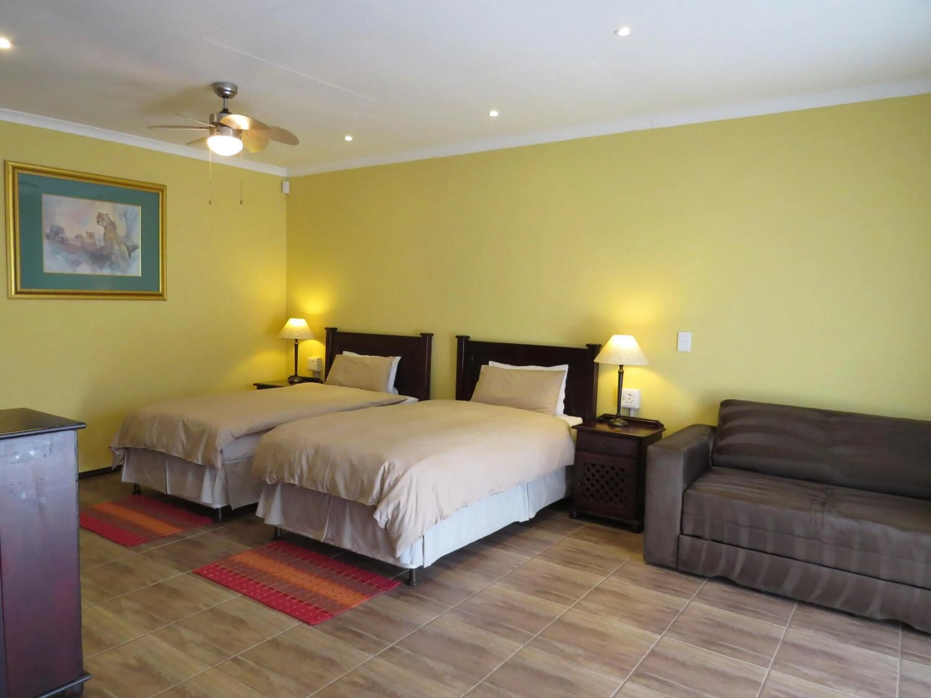 Photo of the whole room, Bed in White House Lodge