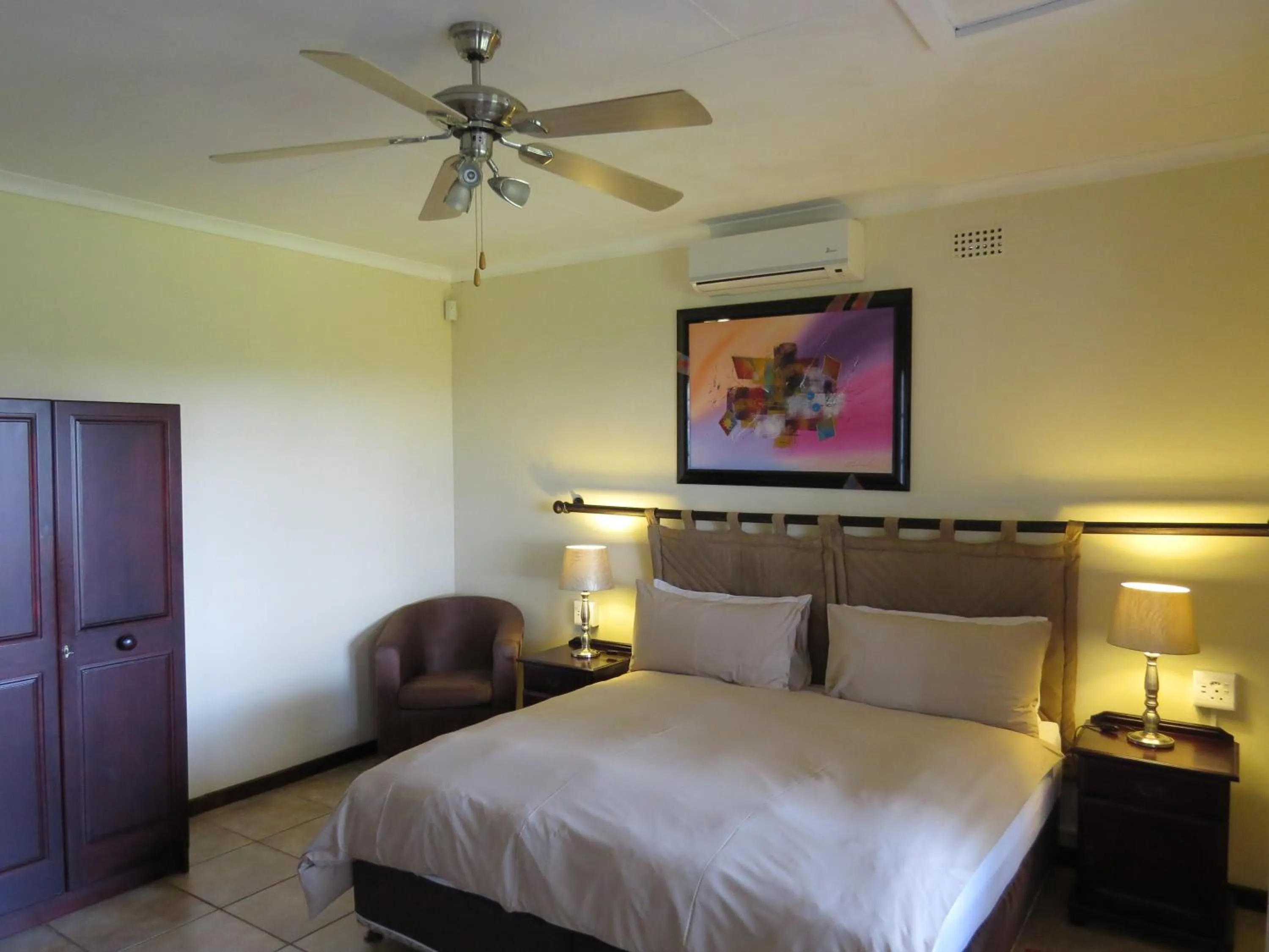 Coffee/tea facilities, Bed in White House Lodge