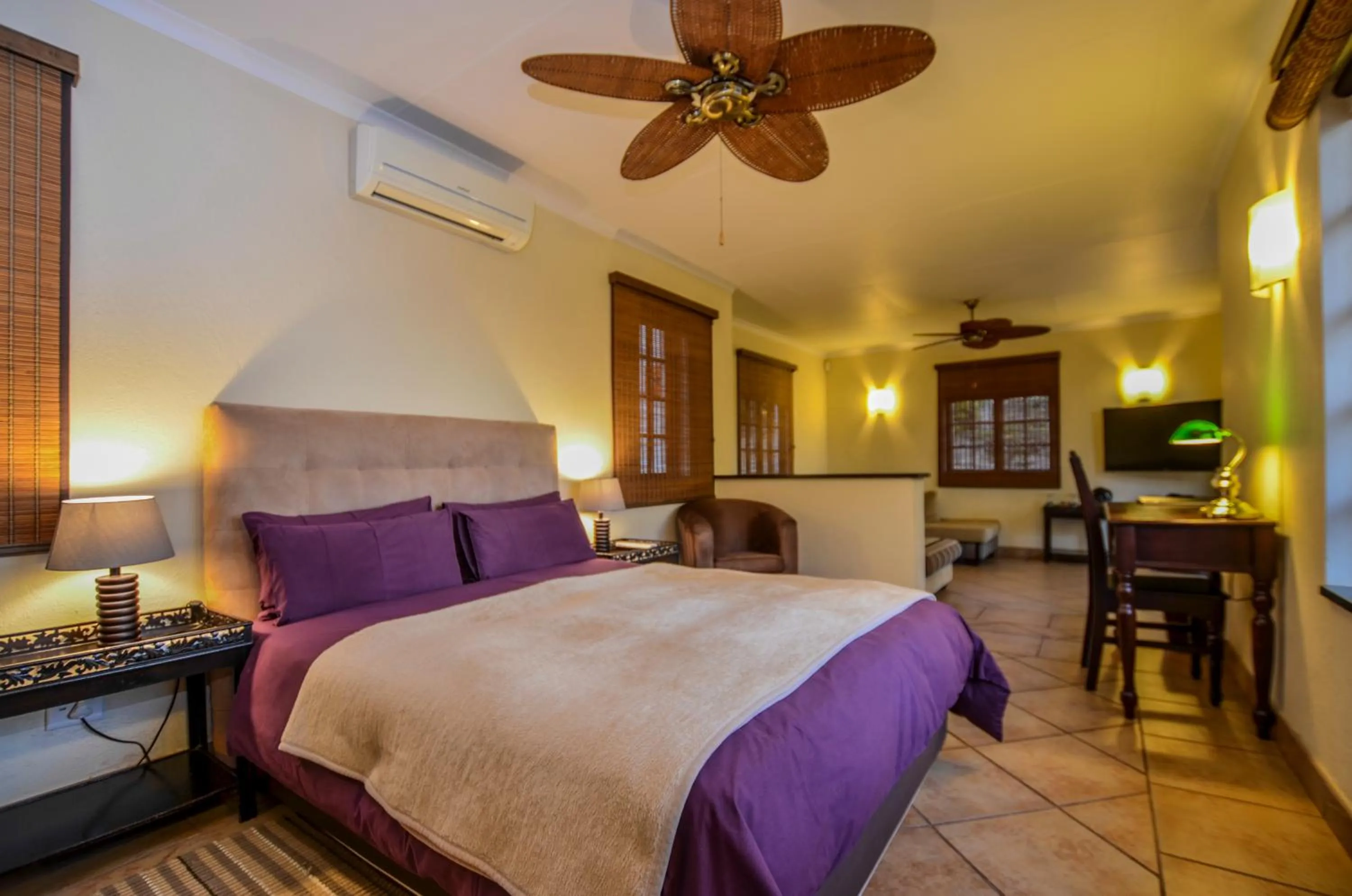 Photo of the whole room, Bed in White House Lodge