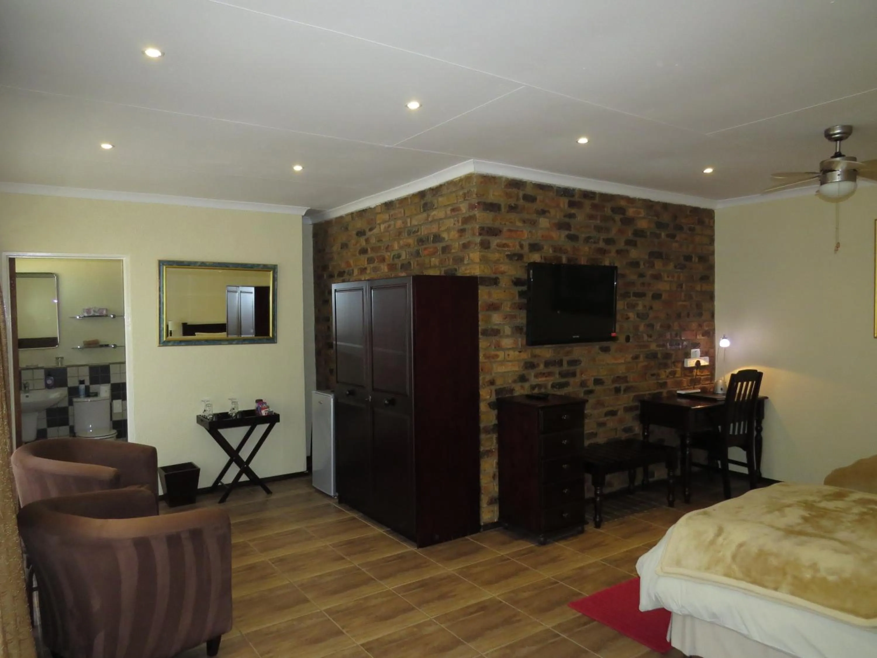 Photo of the whole room, Bed in White House Lodge