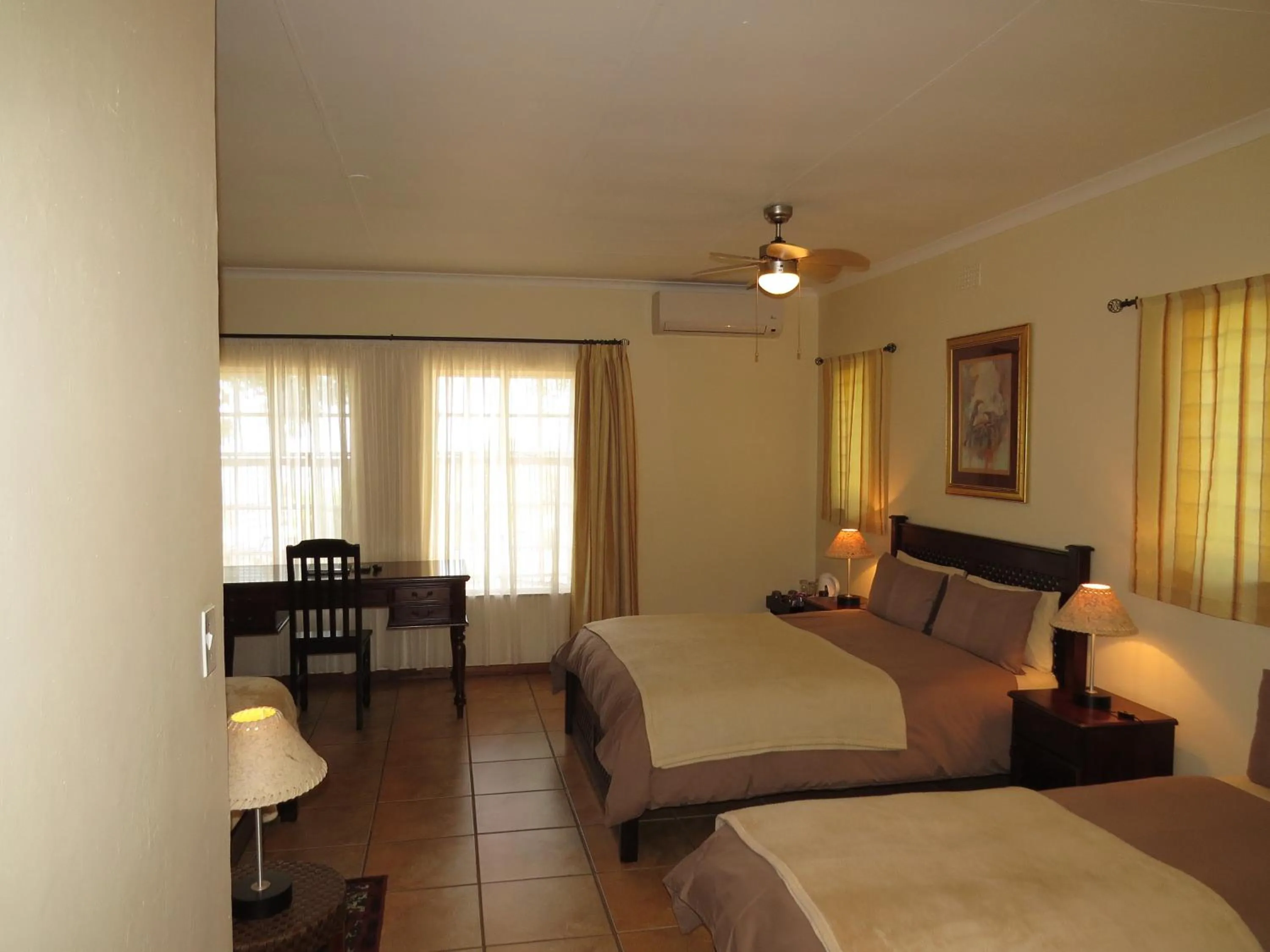 Photo of the whole room, Bed in White House Lodge