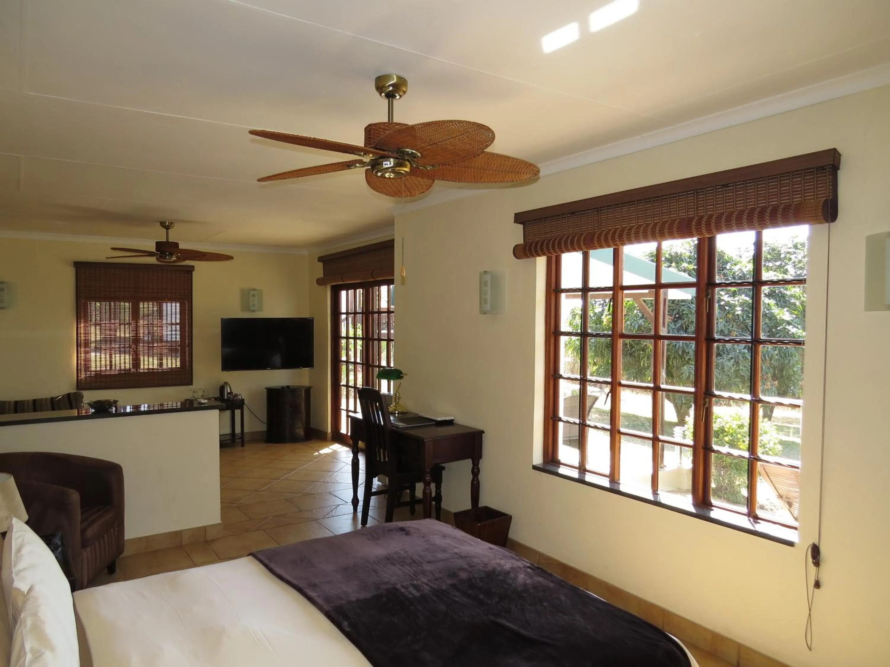 Photo of the whole room in White House Lodge